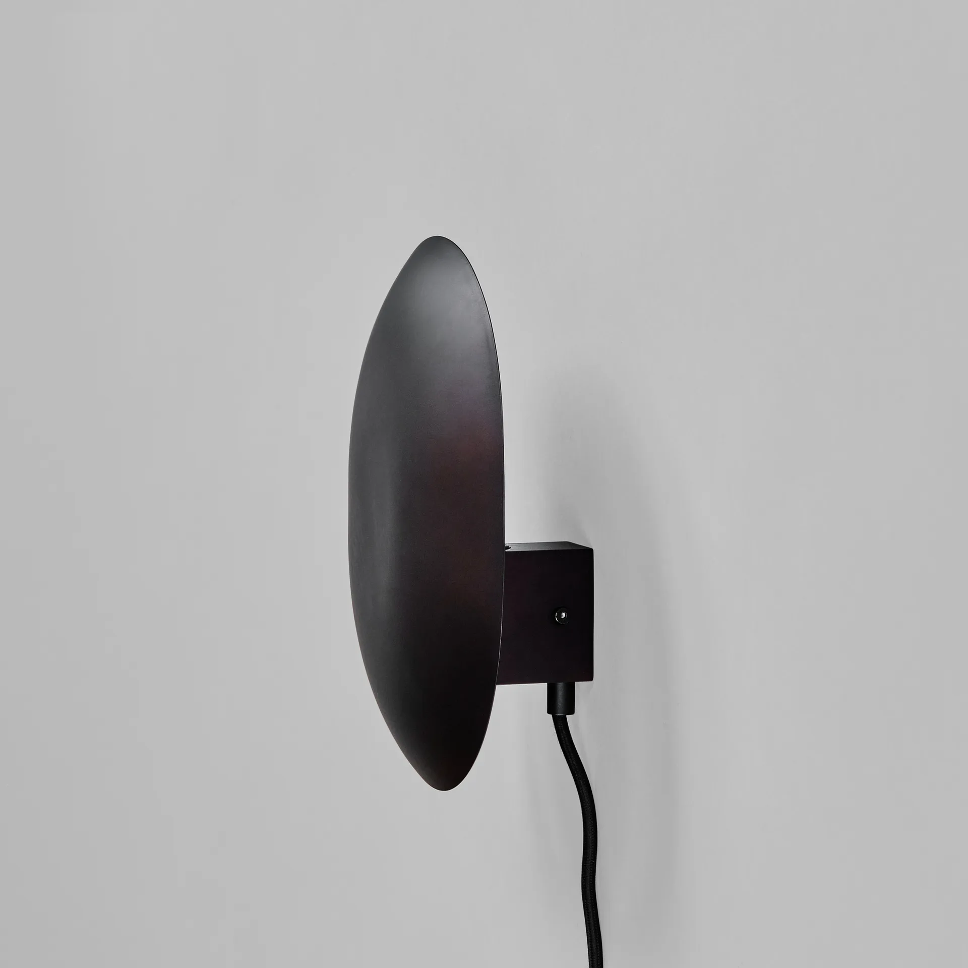 Clam vegglampe 26 cm, Burned black 101 Copenhagen