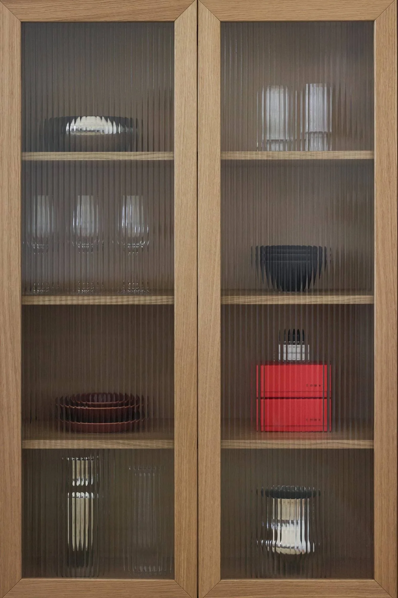 Lid vitrineskap, Hvitpigmentert eik 1898