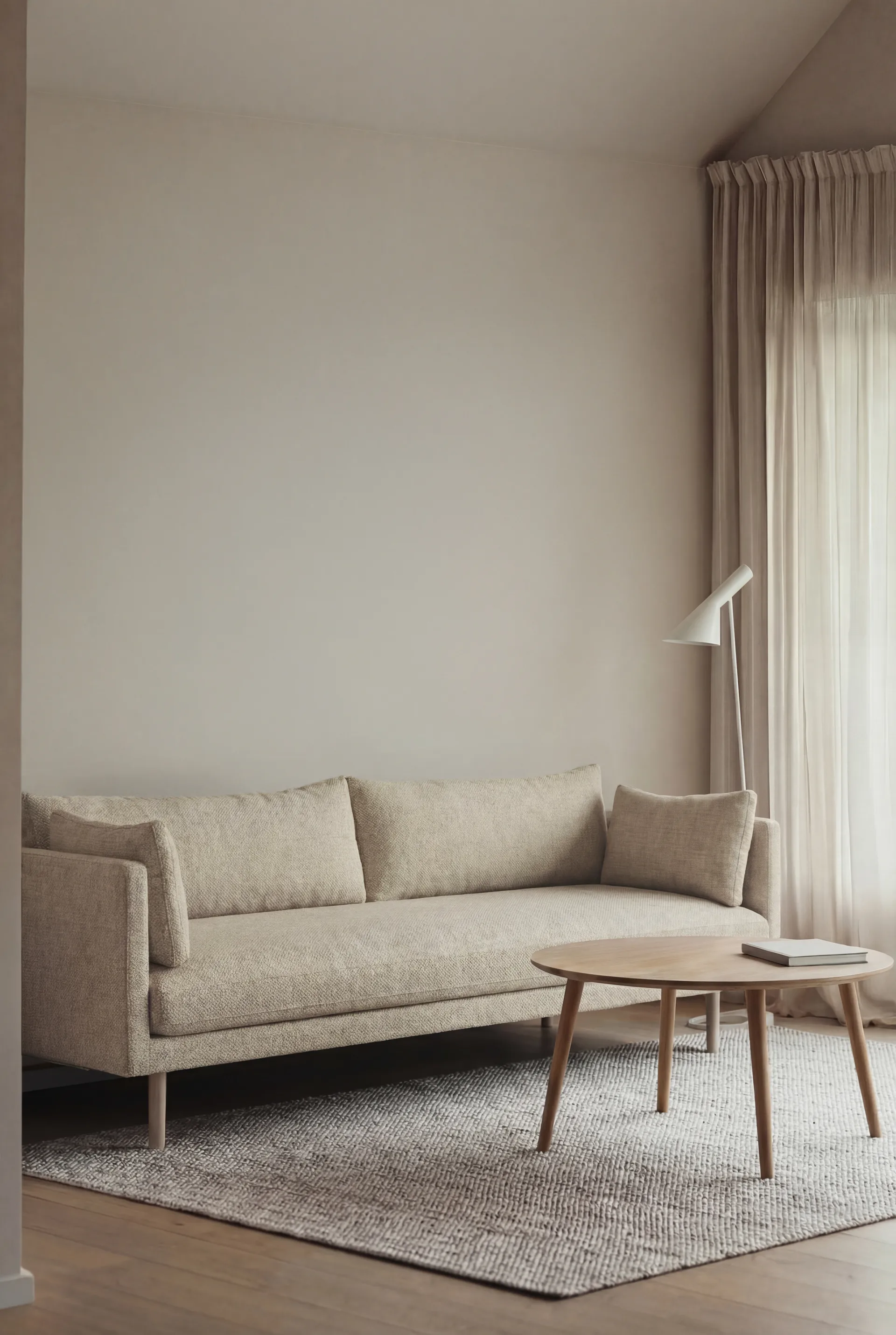 Linnevik sofa, Bern Beige 0341-hvitoljet eik, 4-seters, uten skjørt 1898
