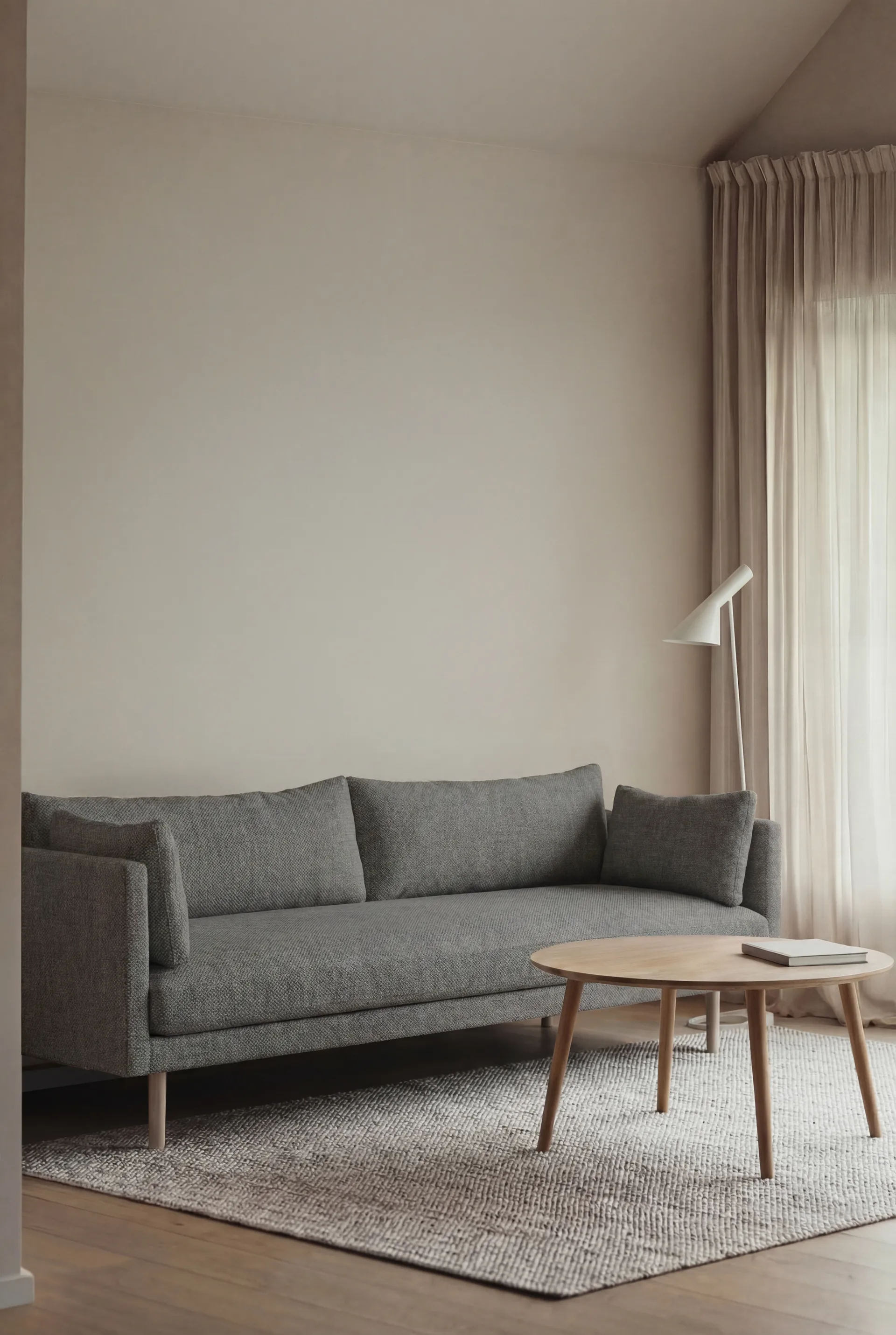 Linnevik sofa, Caleido Grey 1240-hvitoljet eik, 4-seters, uten skjørt 1898