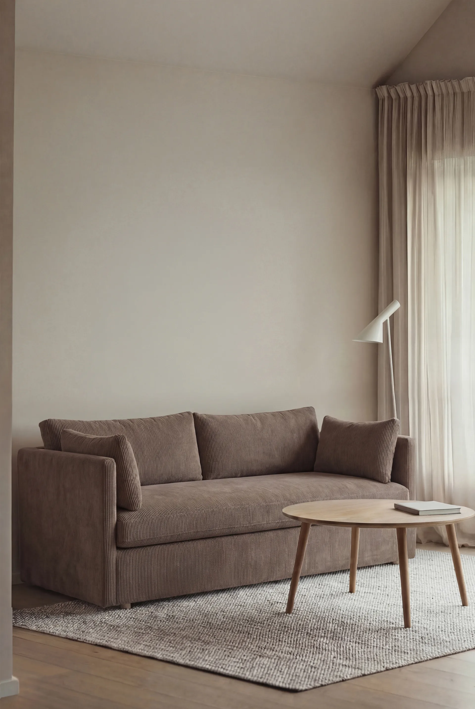 Linnevik sofa, Jump brown 1955-hvitoljet eik, 2-seters, med skjørt 1898