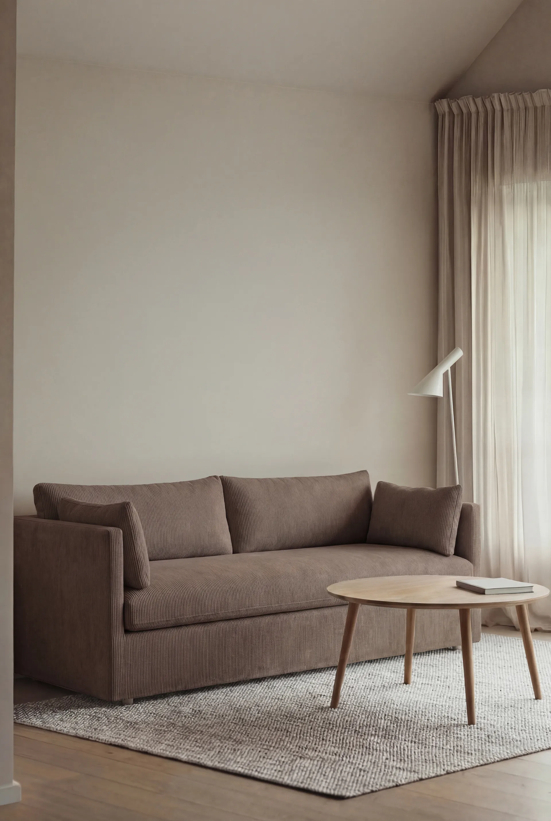 Linnevik sofa, Jump brown 1955-hvitoljet eik, 3-seters, med skjørt 1898