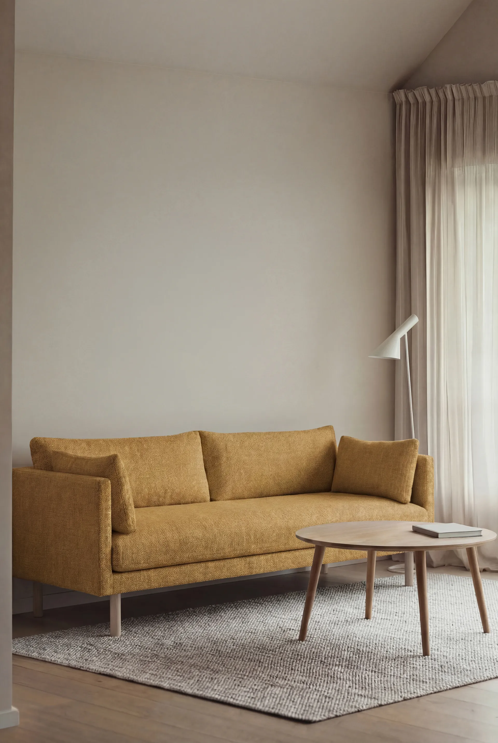 Linnevik sofa, Luiza Mustard 3972-hvitoljet eik, 3-seters, uten skjørt 1898