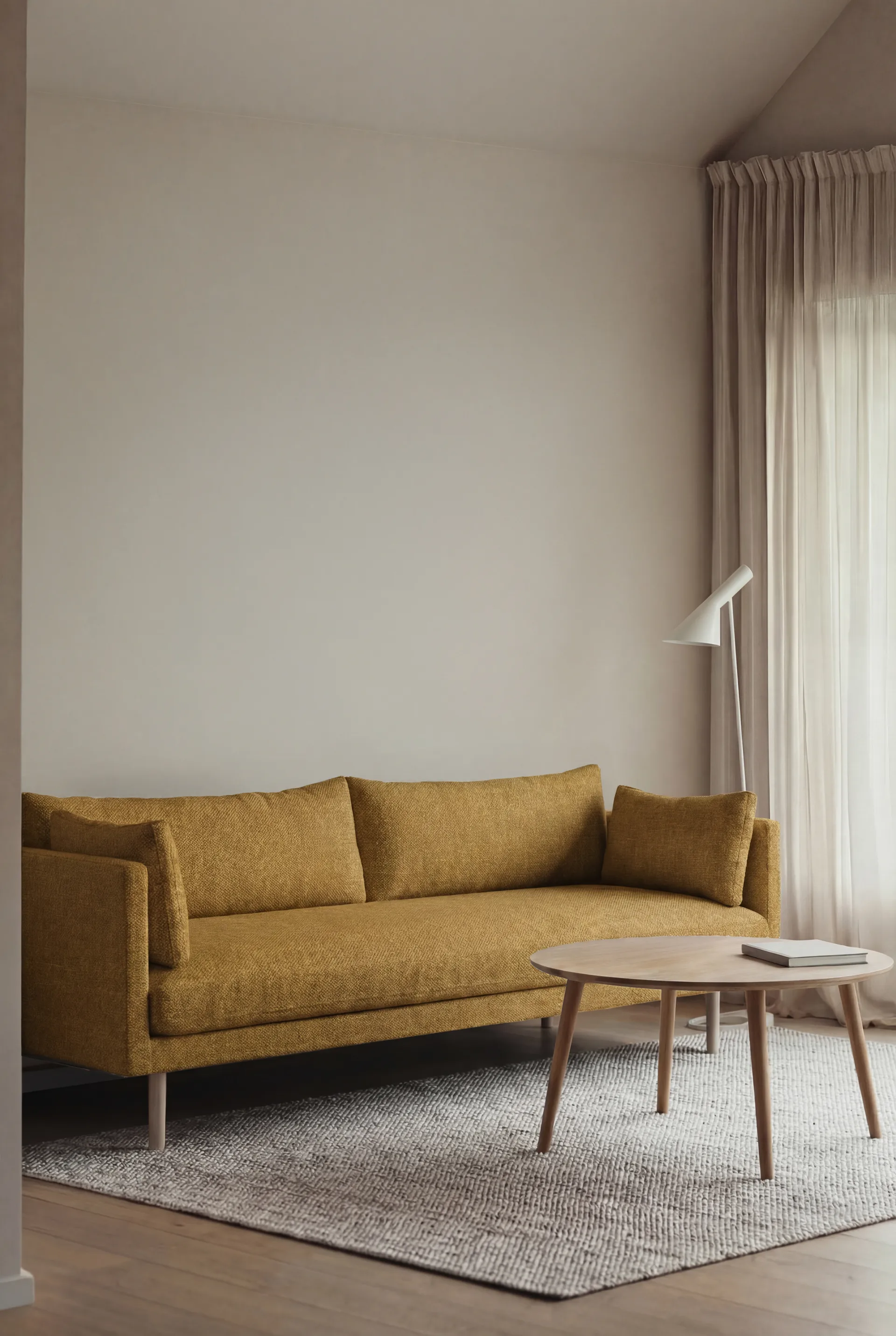 Linnevik sofa, Luiza Mustard 3972-hvitoljet eik, 4-seters 1898