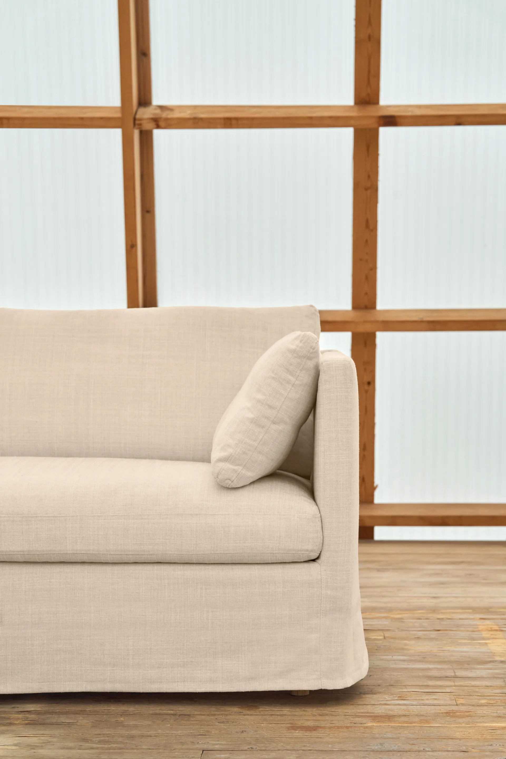 Linnevik sofa, Same Beige 6670-hvitoljet eik, 4-seters, med skjørt 1898