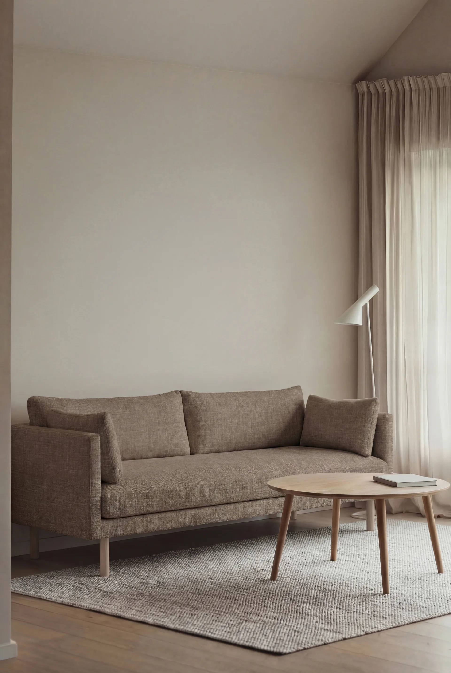 Linnevik sofa, Same Mole 6674-hvitoljet eik, 3-seters, uten skjørt 1898