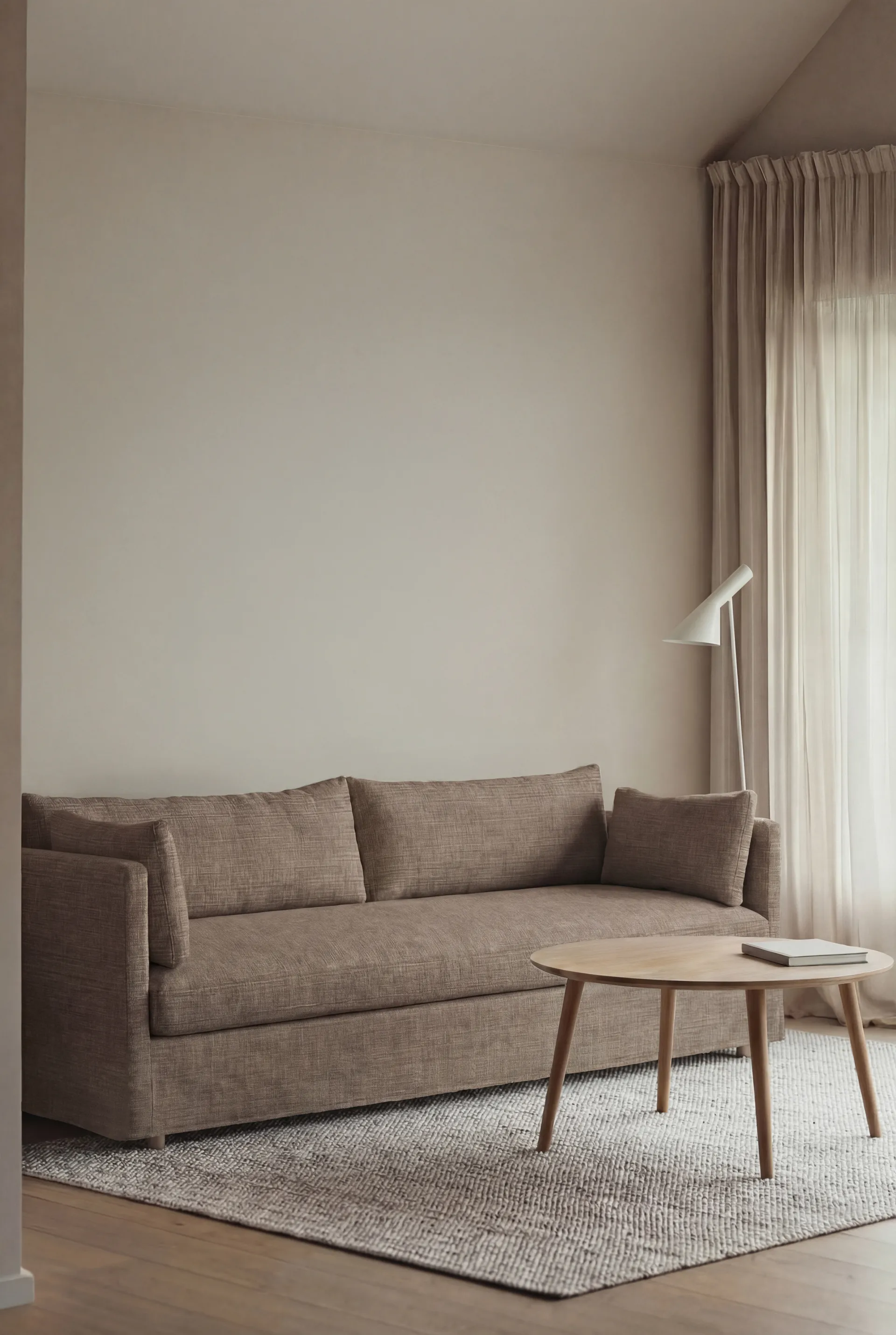 Linnevik sofa, Same Mole 6674-hvitoljet eik, 4-seters, med skjørt 1898