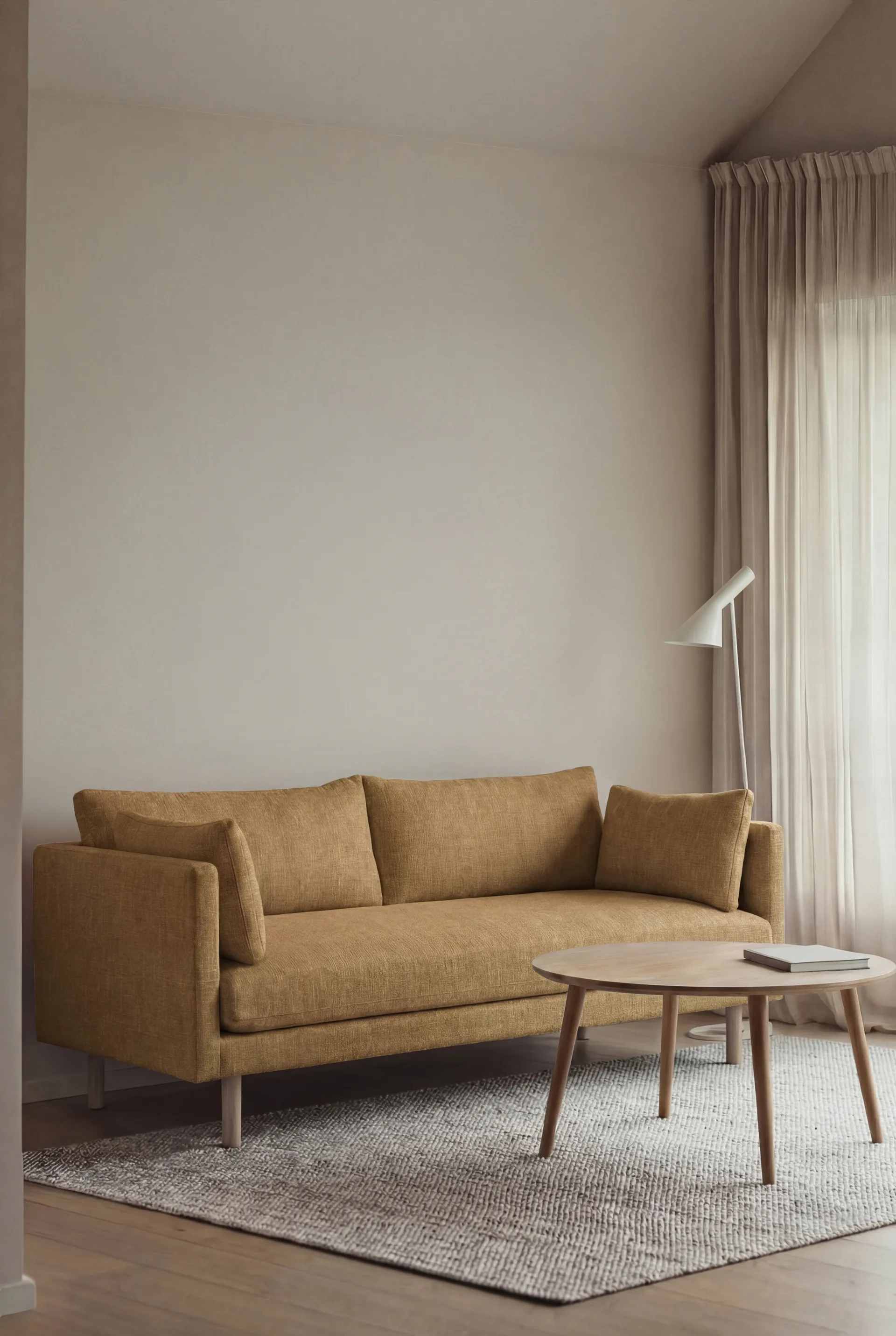 Linnevik sofa, Same Ochre 6676-hvitoljet eik, 2-seters, uten skjørt 1898