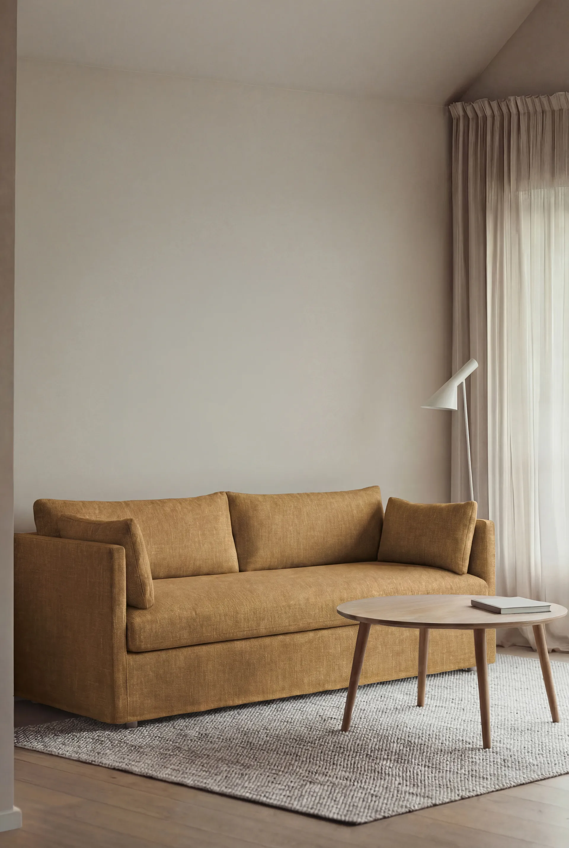 Linnevik sofa, Same Ochre 6676-hvitoljet eik, 3-seters, med skjørt 1898
