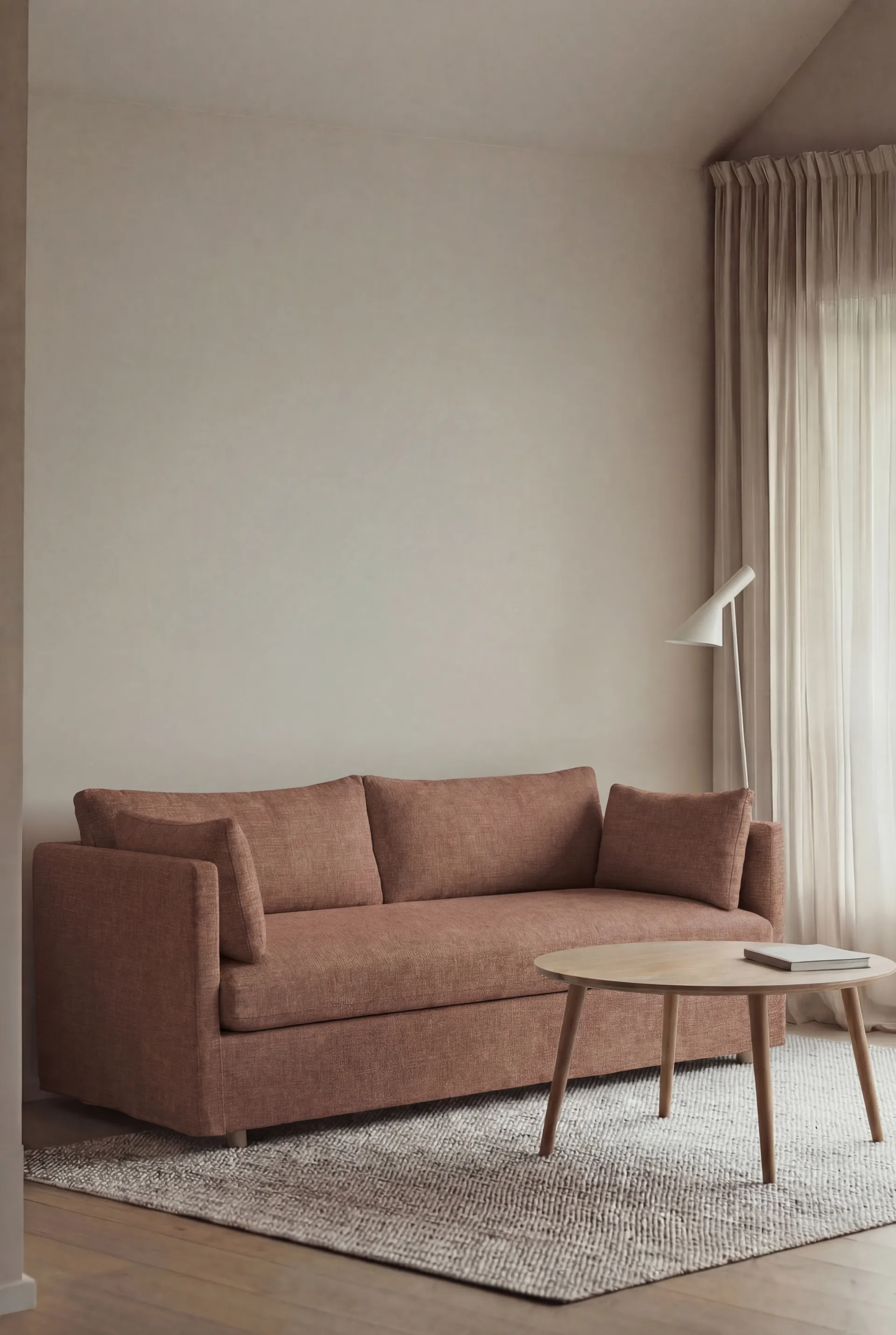 Linnevik sofa, Same Rust 6675-hvitoljet eik, 2-seters, med skjørt 1898