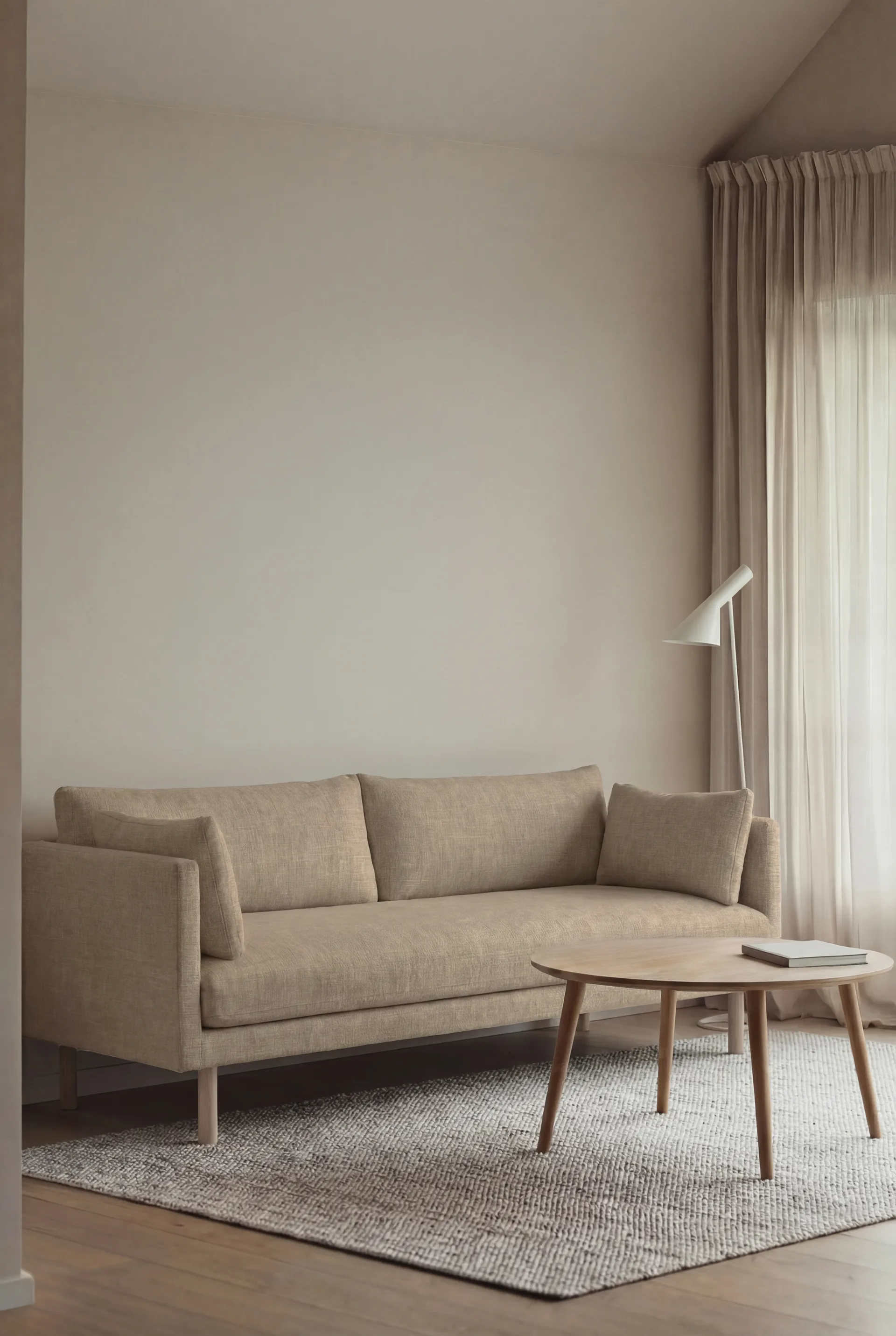 Linnevik sofa, Same Sand 6672-hvitoljet eik, 3-seters, uten skjørt 1898