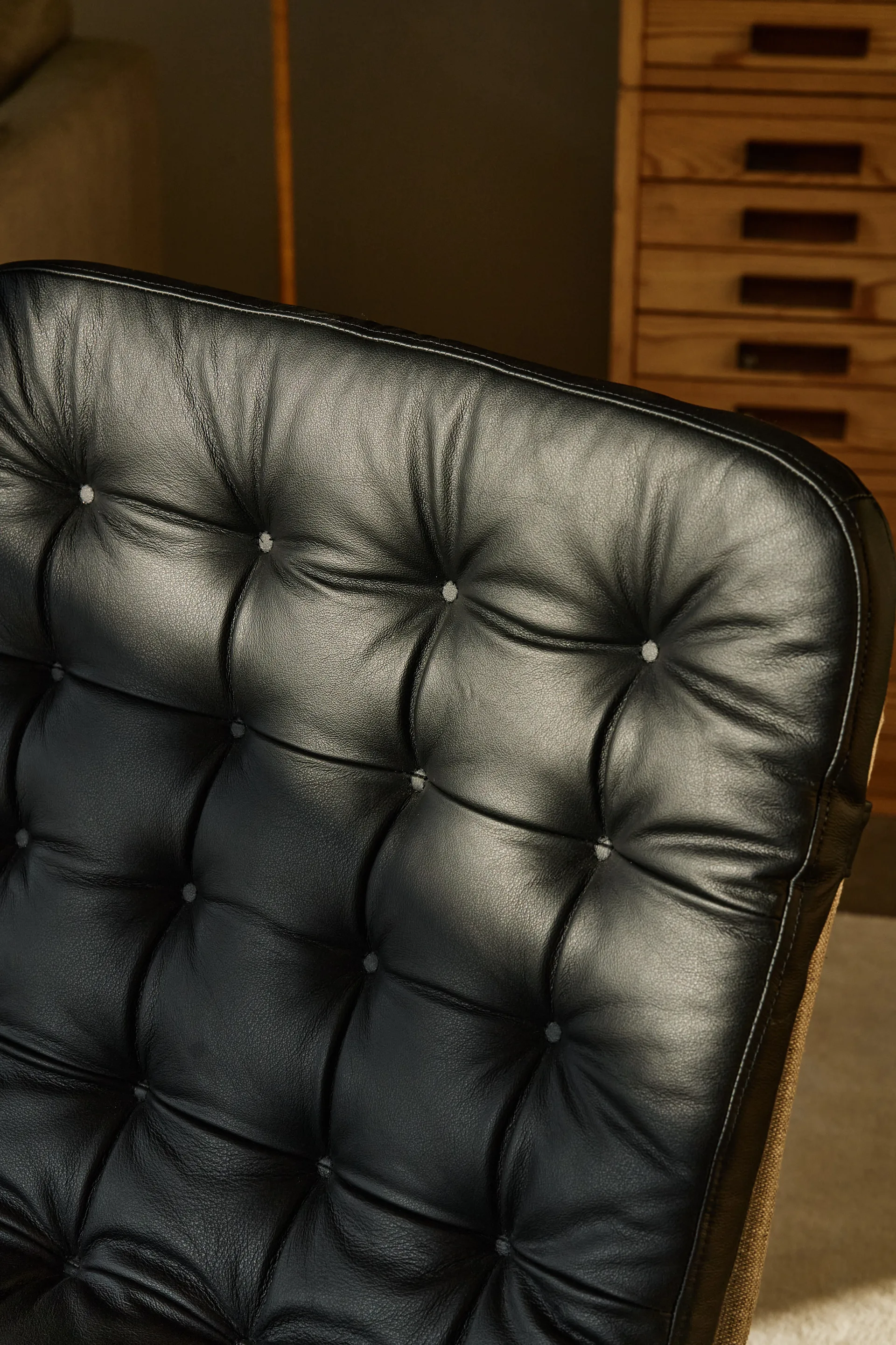 Loholm lenestol med svingfunksjon, Svart lær-Bern Beige 0341 1898