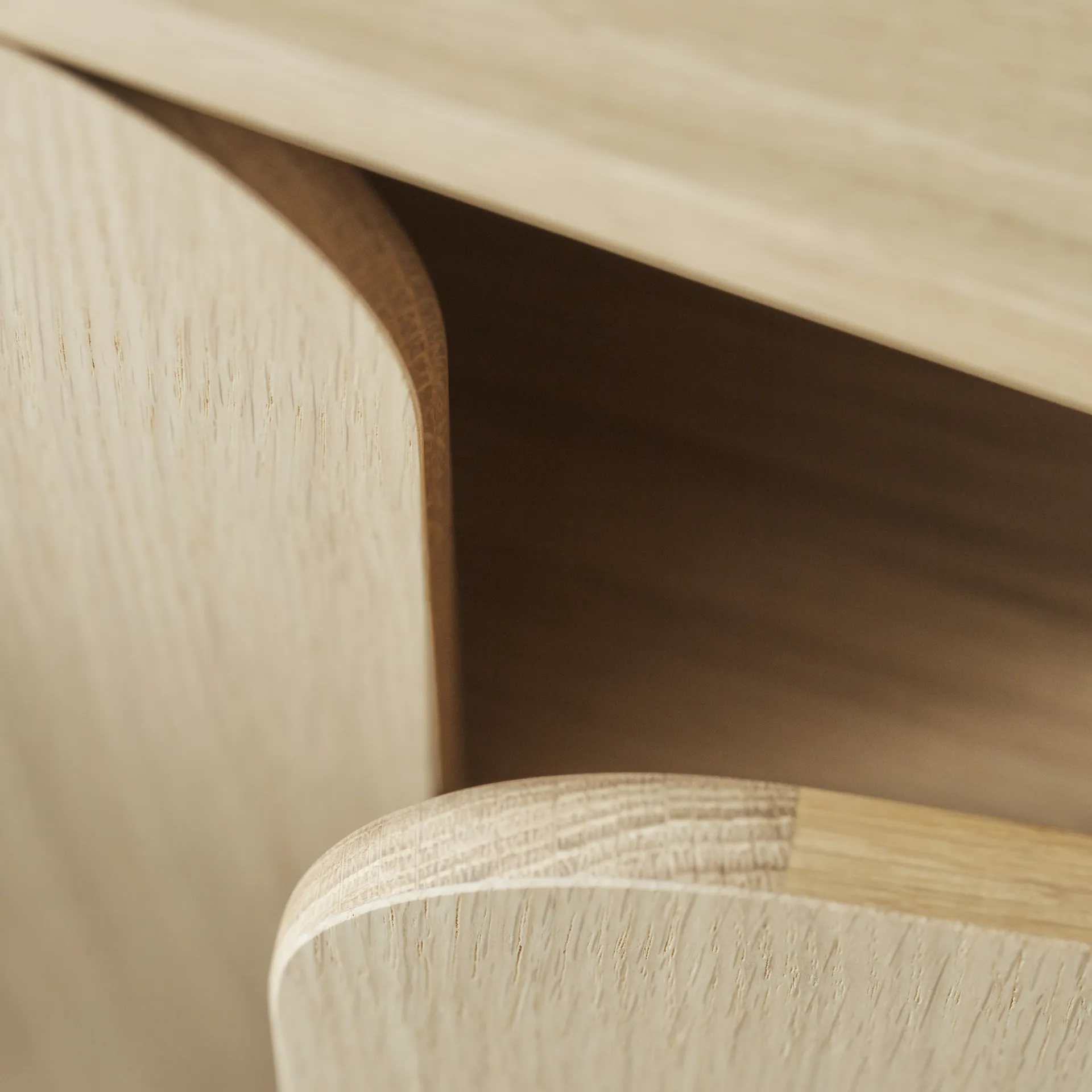 Vidja sidebord, Hvitpigmentert eik 1898