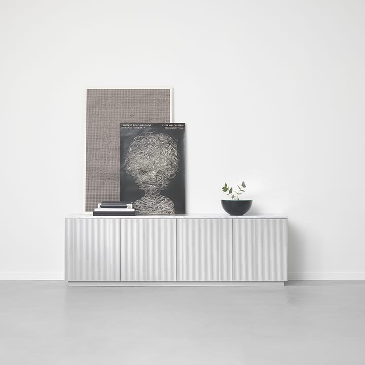 Beam sideboard - Hvitlakkert, hvit sokkel, topplate i carrara marmor - A2