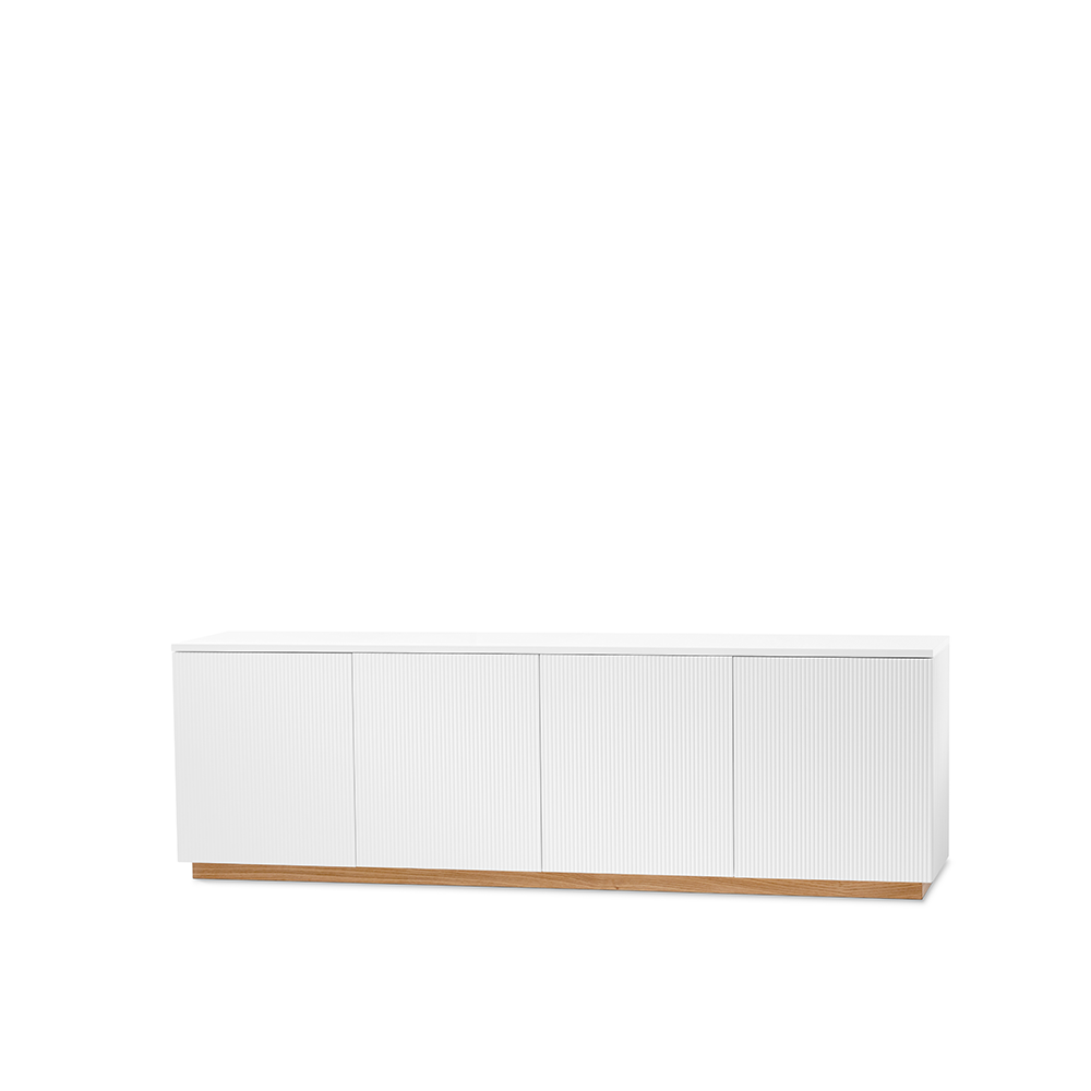 A2 Beam sideboard Hvitlakkert, sokkel i oljet eik