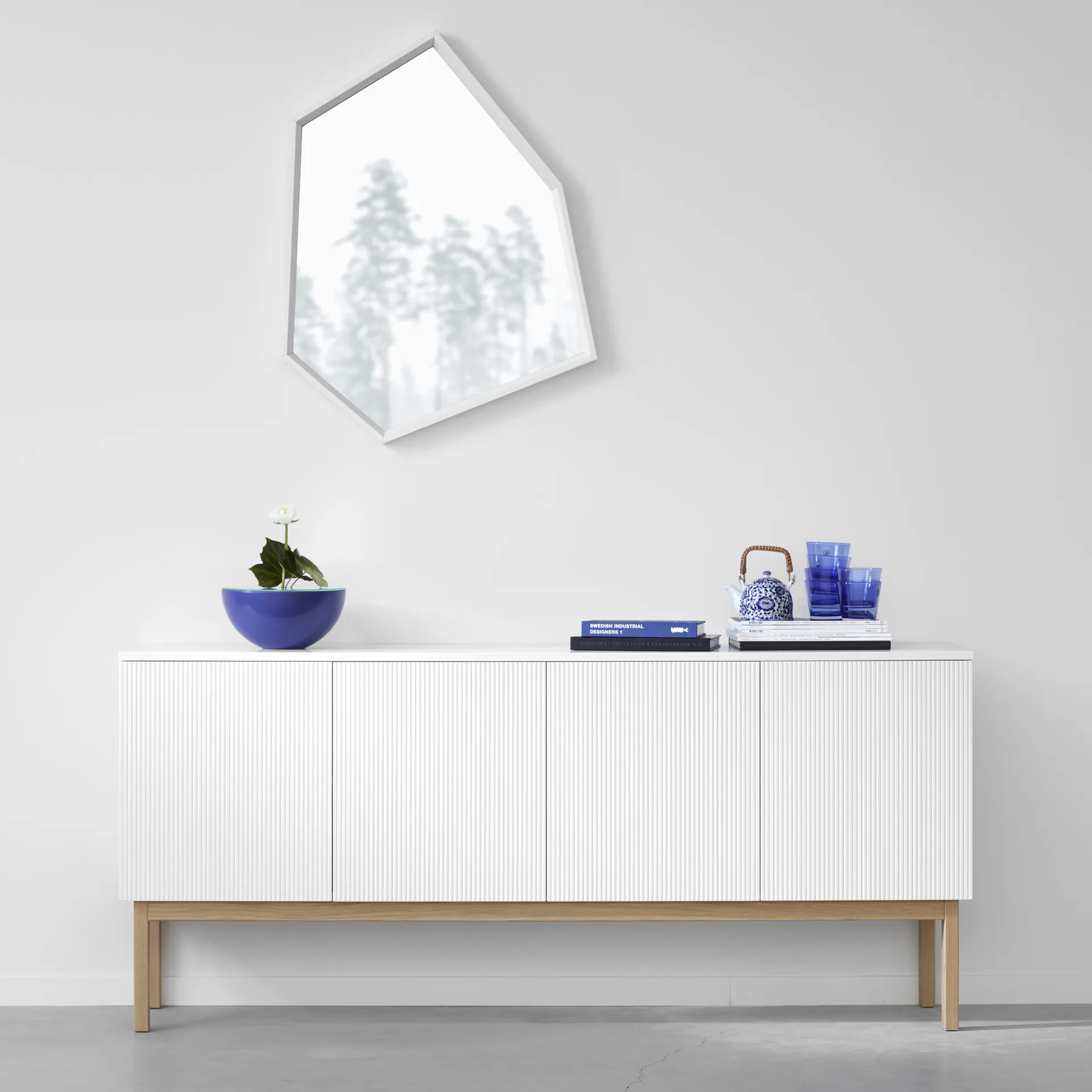 Beam sideboard, Hvitlakkert, stativ i oljet eik A2