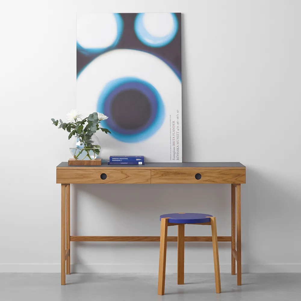 Mind skrivebord, sort linoleum, skinn og ben i hvitoljet eik A2