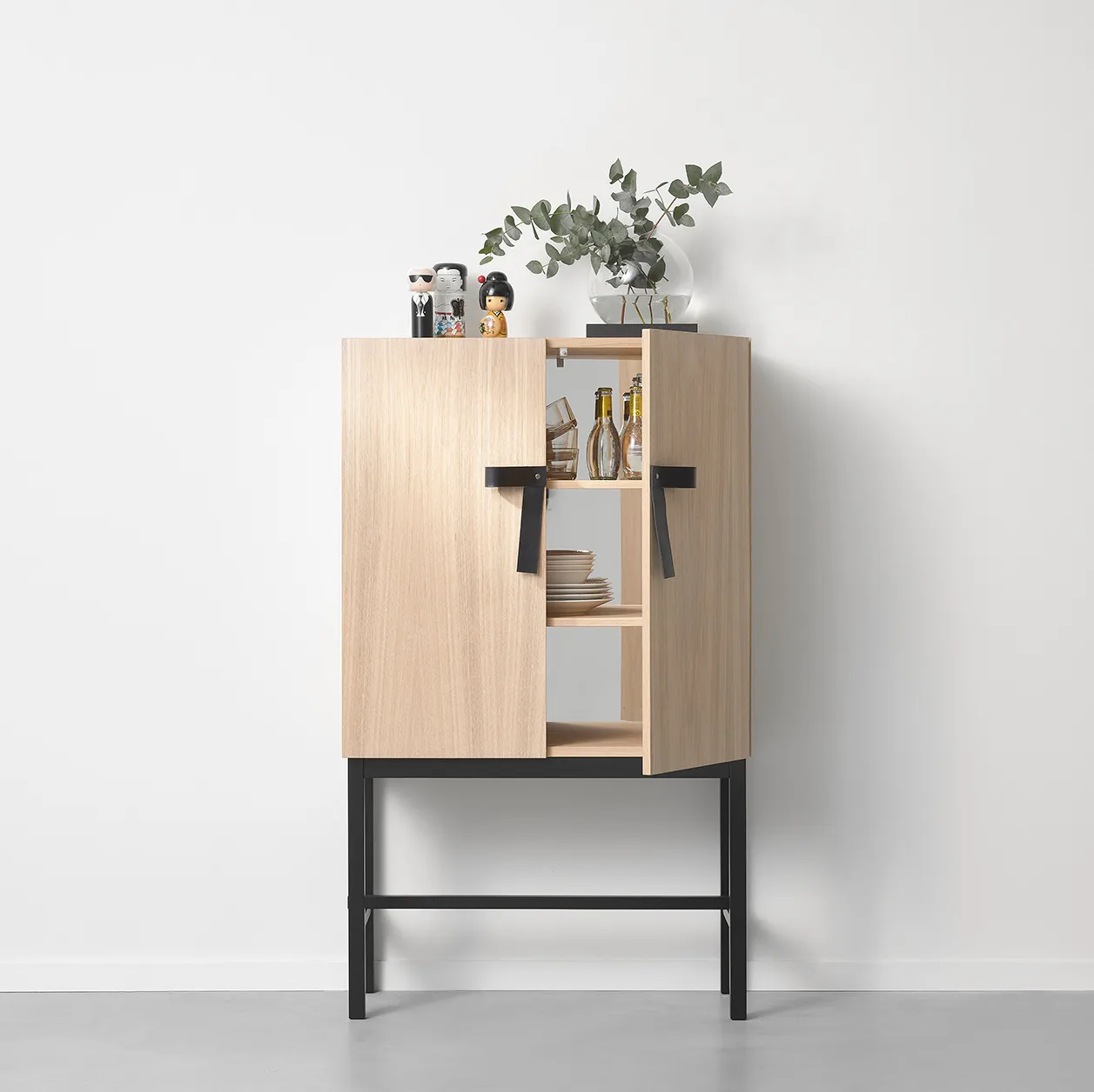 The Bow skap, Hvitoljet eik-svart A2