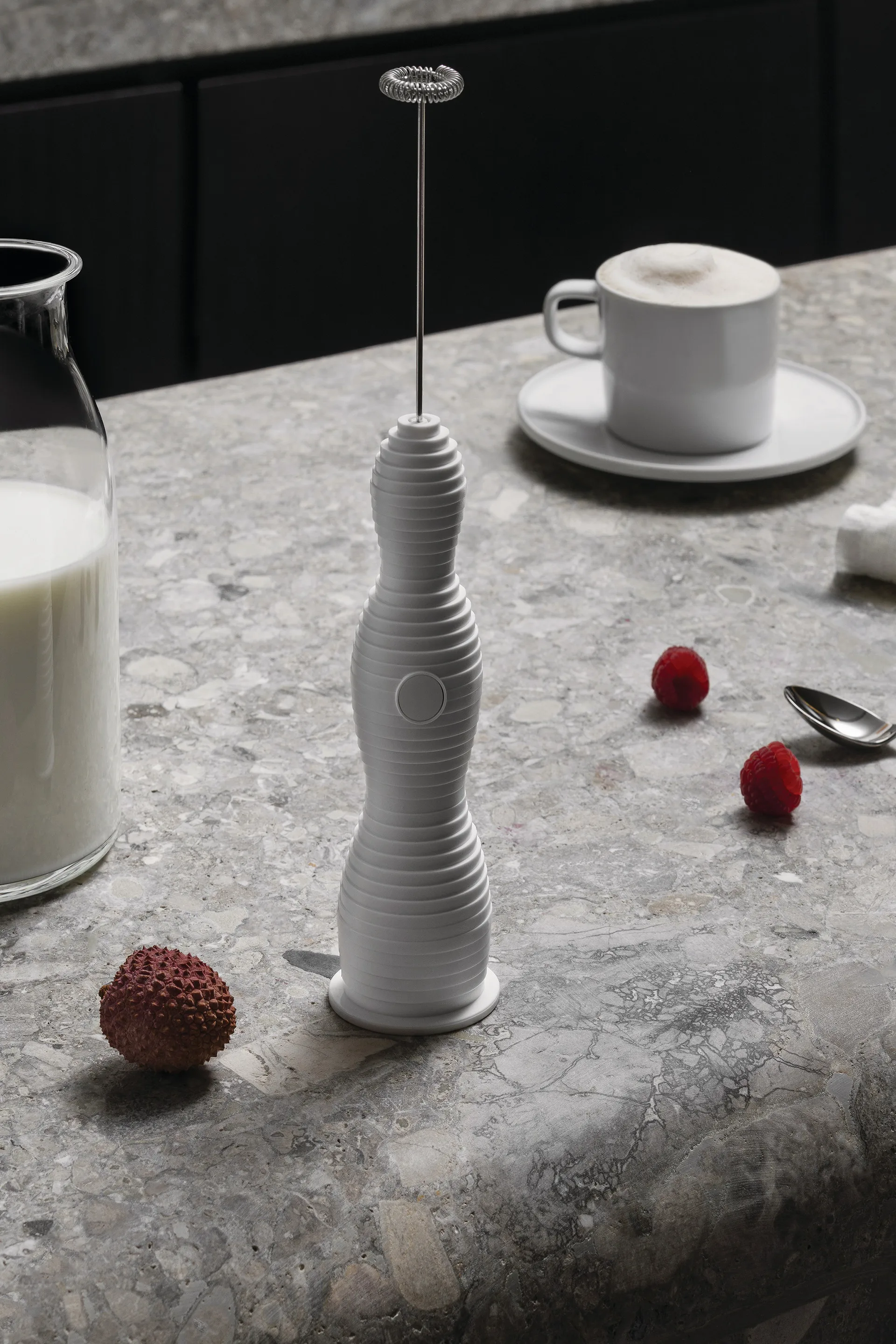 Pulcina melkeskummer 27,5 cm, Hvit Alessi
