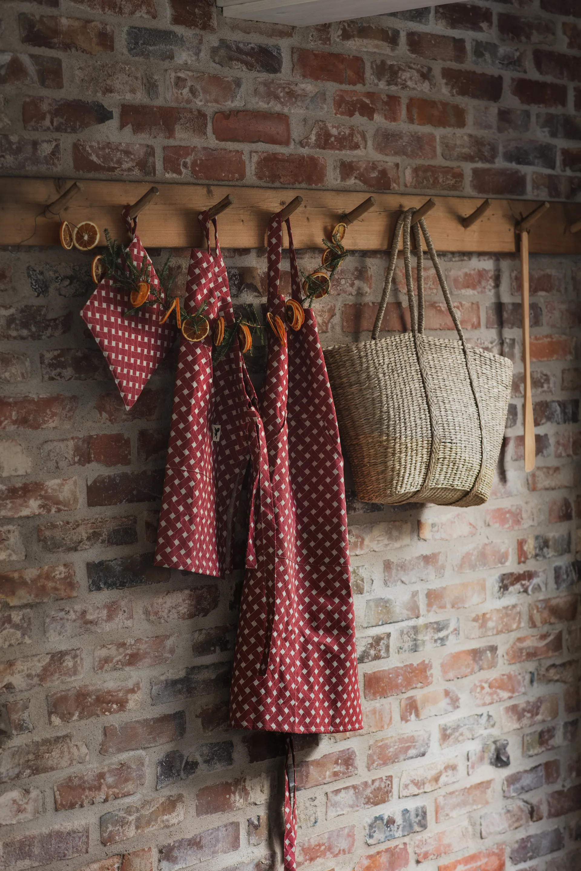 Korg forkle barn, Rød Almedahls