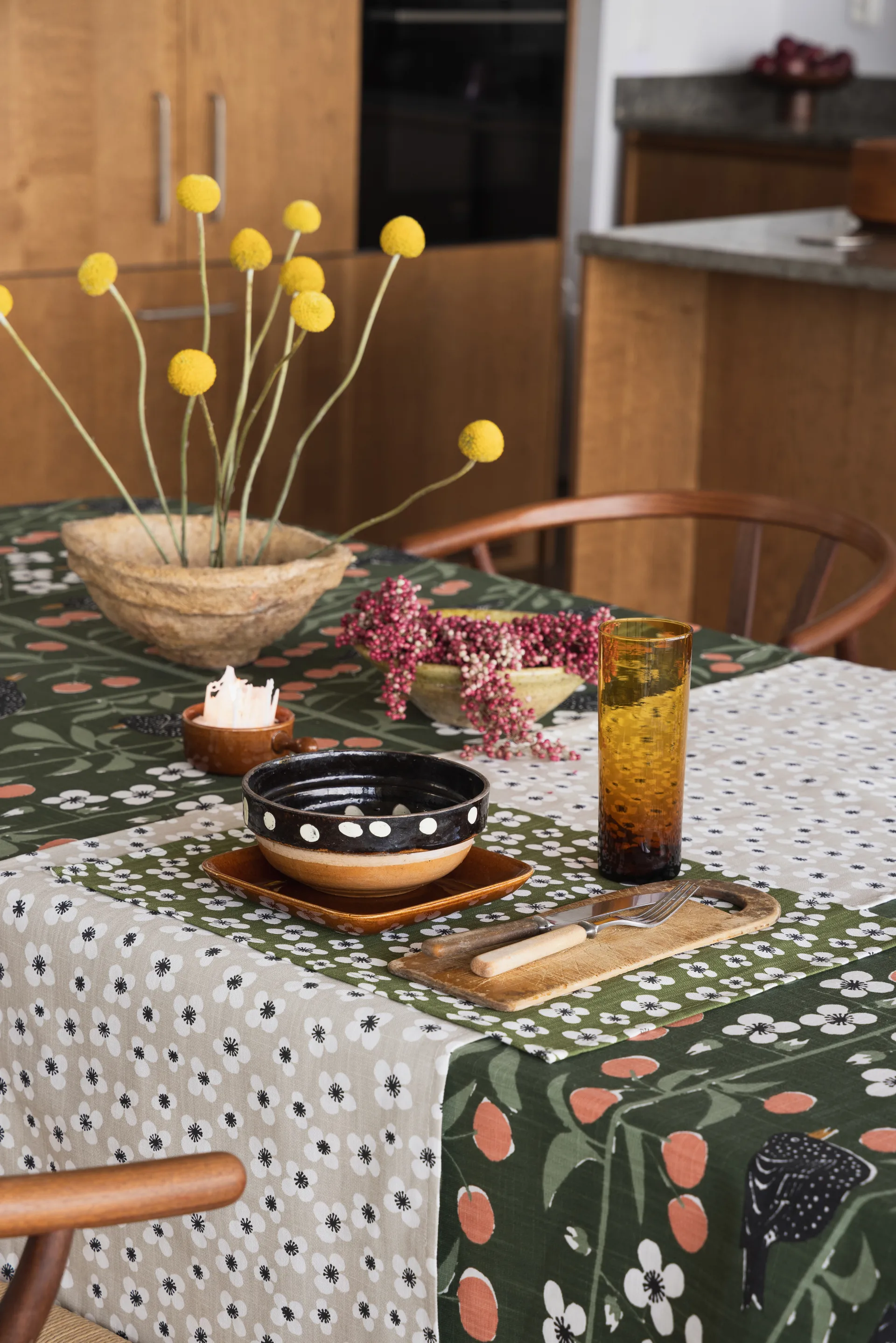 Körsbärsträdgården duk, Mørkegrønn, 145x250 cm Almedahls