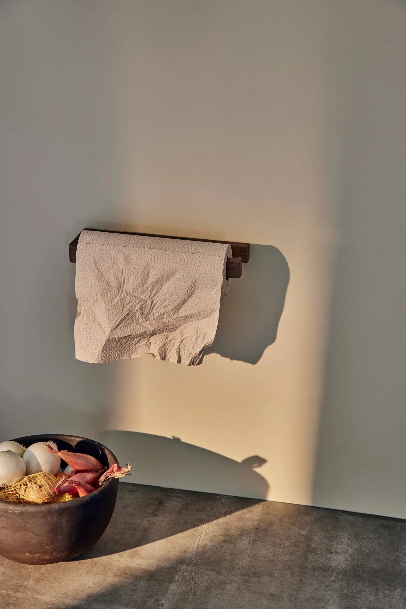 Andersen kjøkkenpapirholder 2, Lakkert ask Andersen Furniture