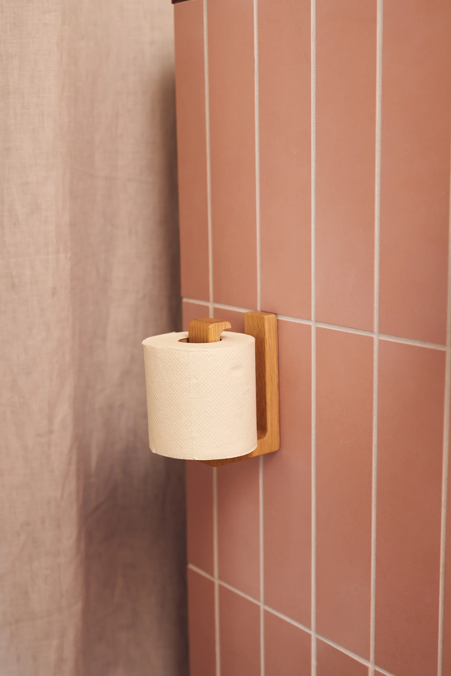 Andersen toalettpapirholder, Lacquered oak Andersen Furniture