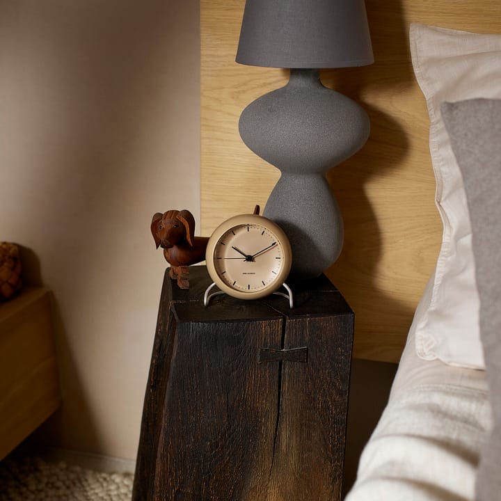 AJ City Hall bordklokke, Sandy beige Arne Jacobsen Clocks