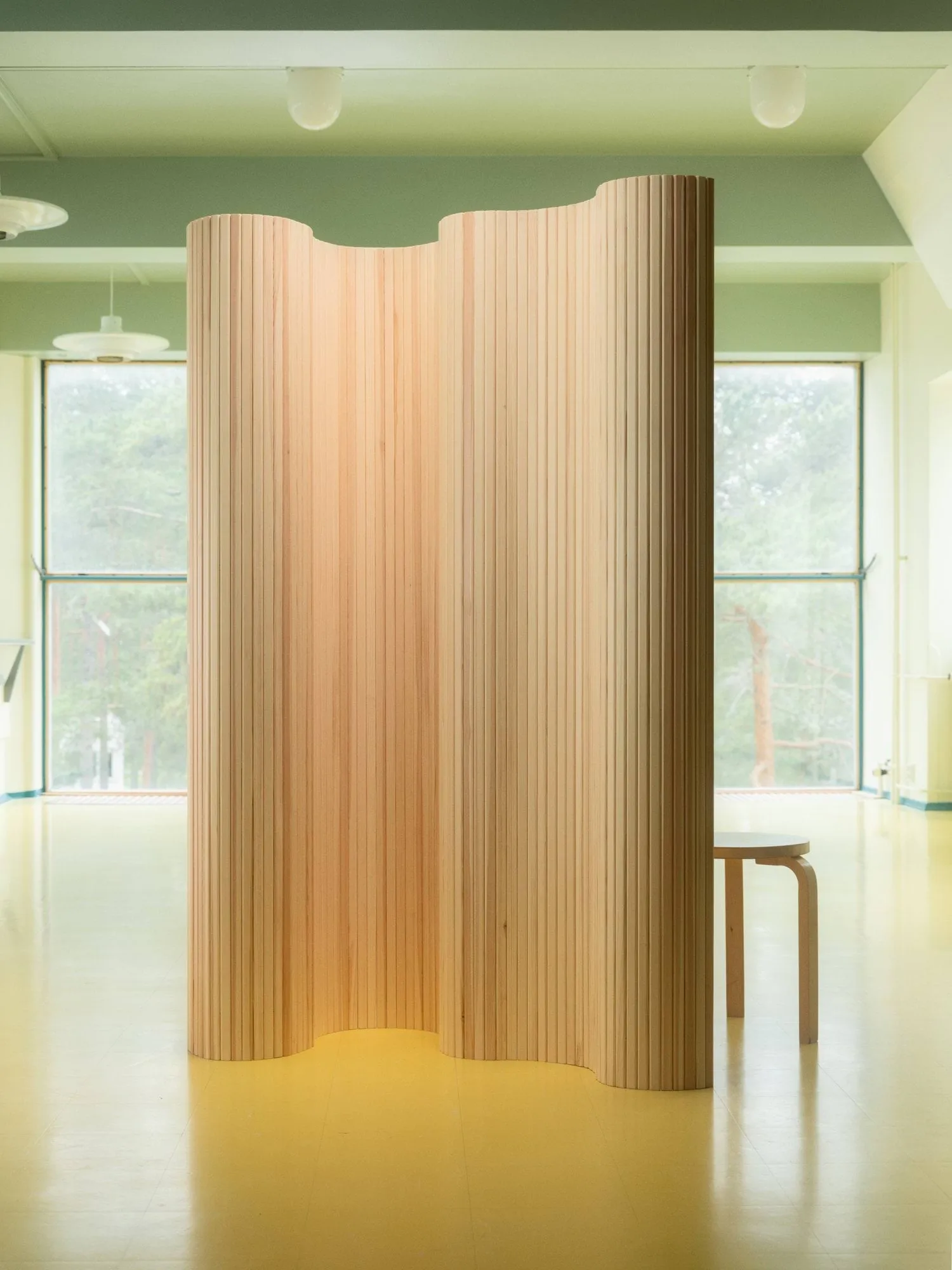 Screen 100A romdeler, Lakkert furu, 180x200 cm Artek