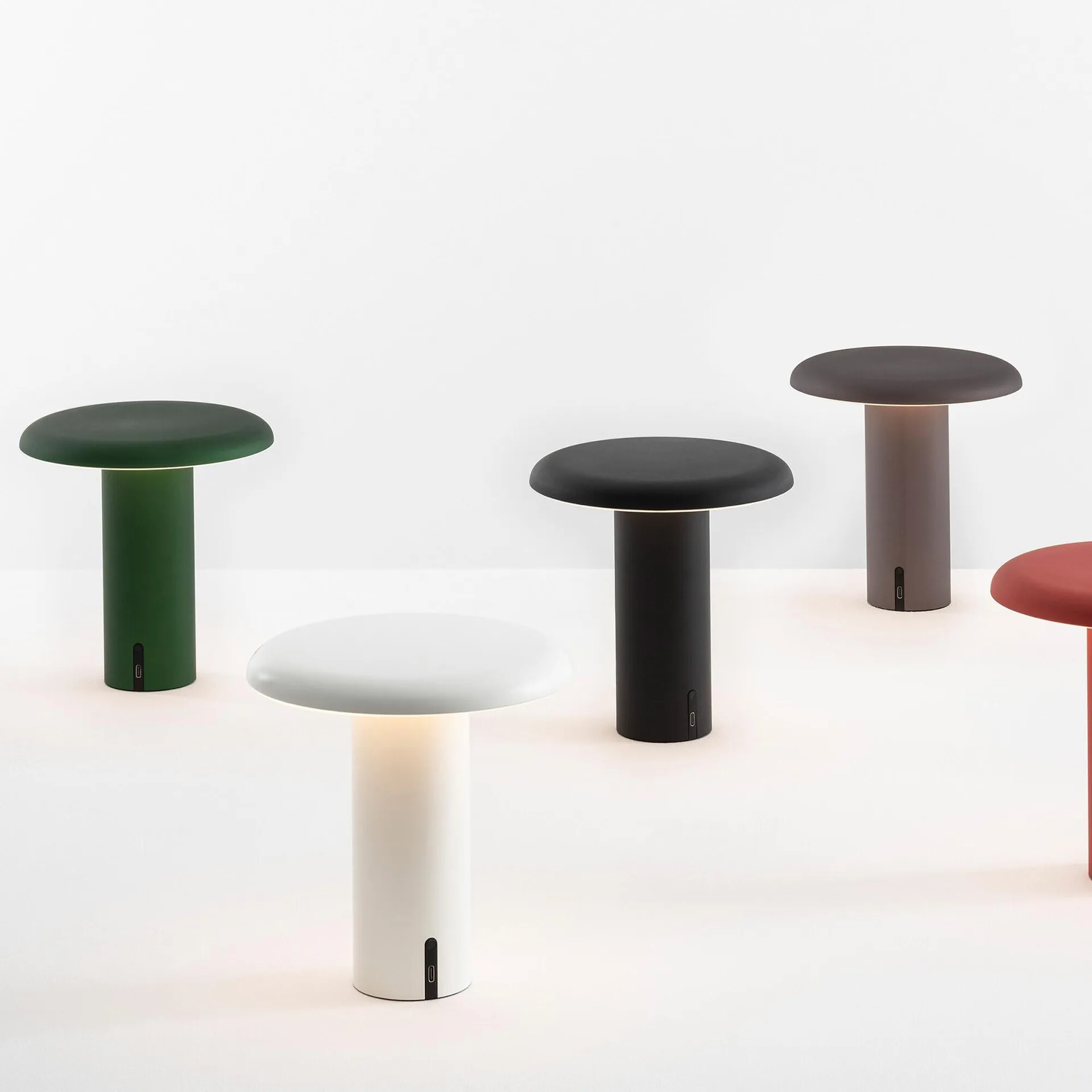 Takku portabel bordlampe 19 cm, Varnished black Artemide