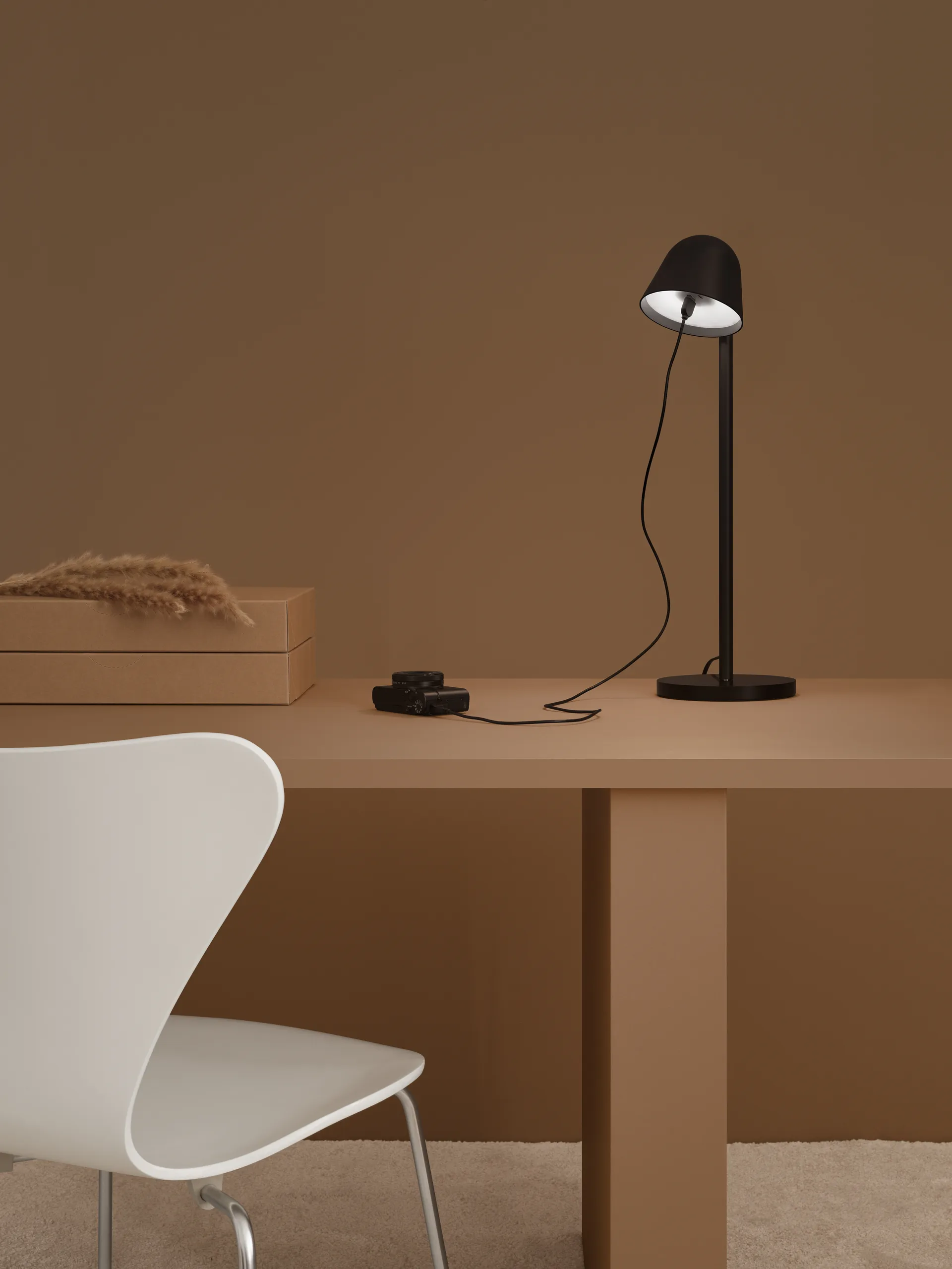 Charge bordlampe 57,3 cm, Svart Ateljé Lyktan