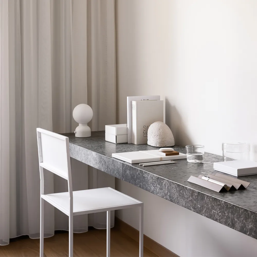 Pluggie bordlampe, Sort, opalglass Ateljé Lyktan