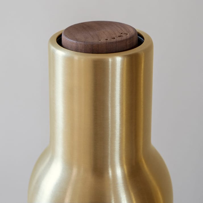 Bottle Grinder krydderkvern metall 2-stk. - Brushed brass (valnøttlokk) - Audo Copenhagen
