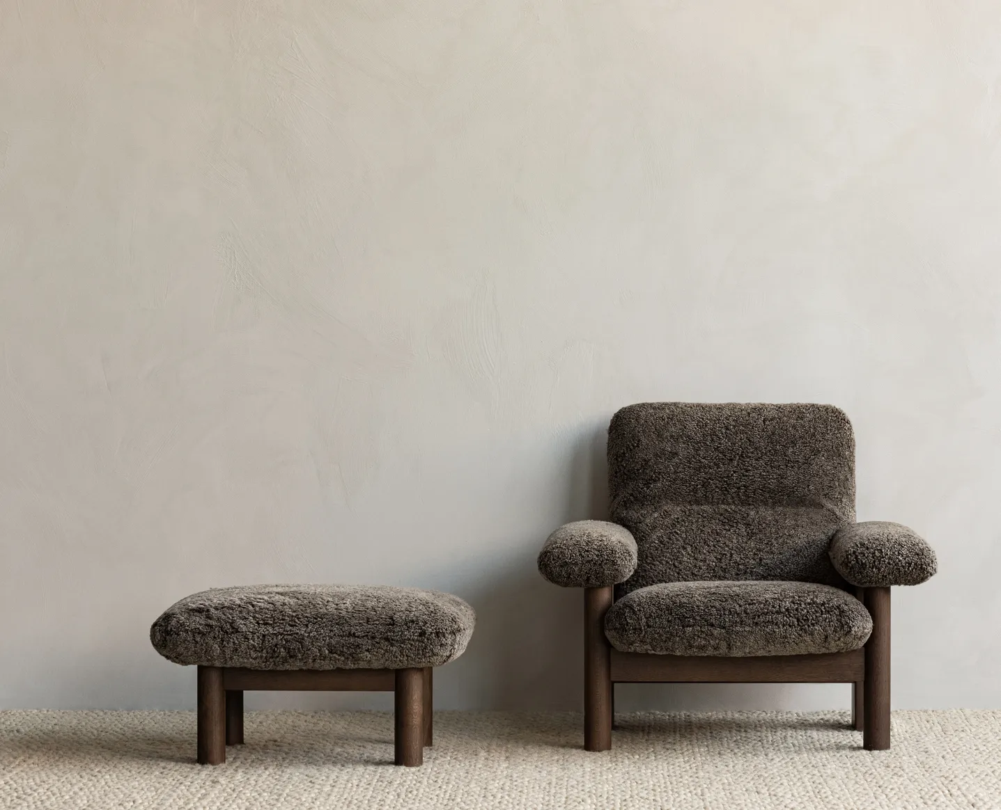 Brasilia fotskammel, saueskinn root brun, mørkbeiset eikestativ Audo Copenhagen