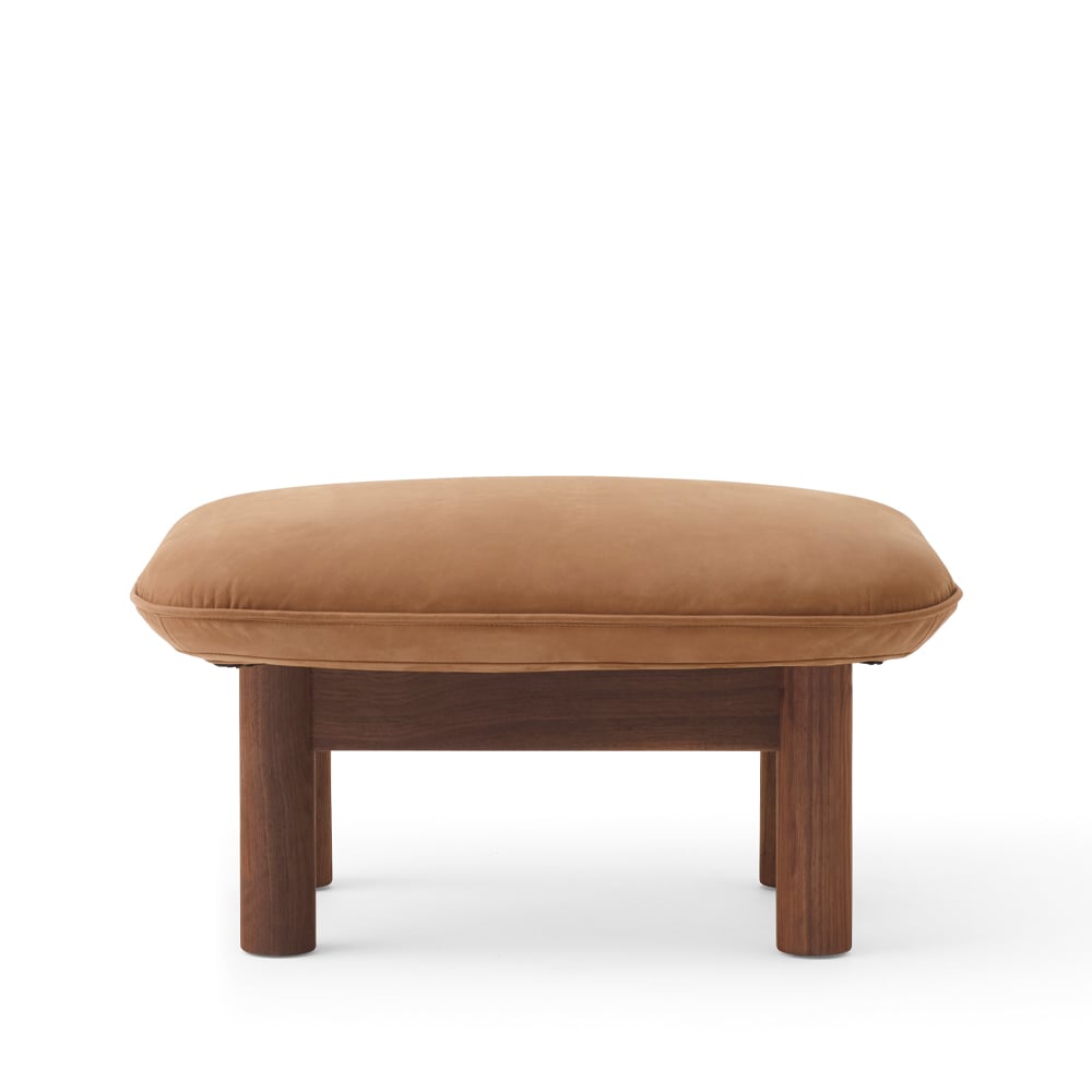 Audo Copenhagen Brasilia fotskammel skinn dunes camel 21004 brun, valnttstativ