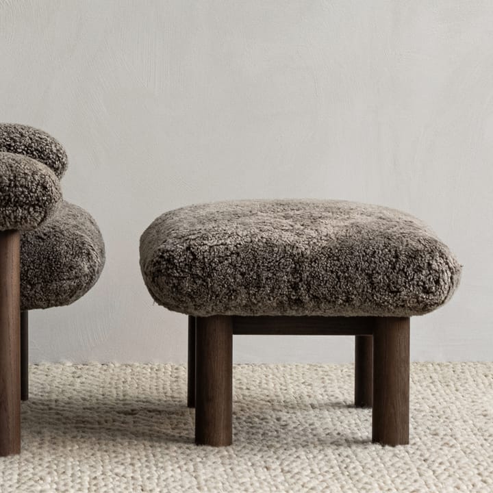 Brasilia fotskammel, tekstil bouclé 02 beige, mørkbeiset eikestativ Audo Copenhagen