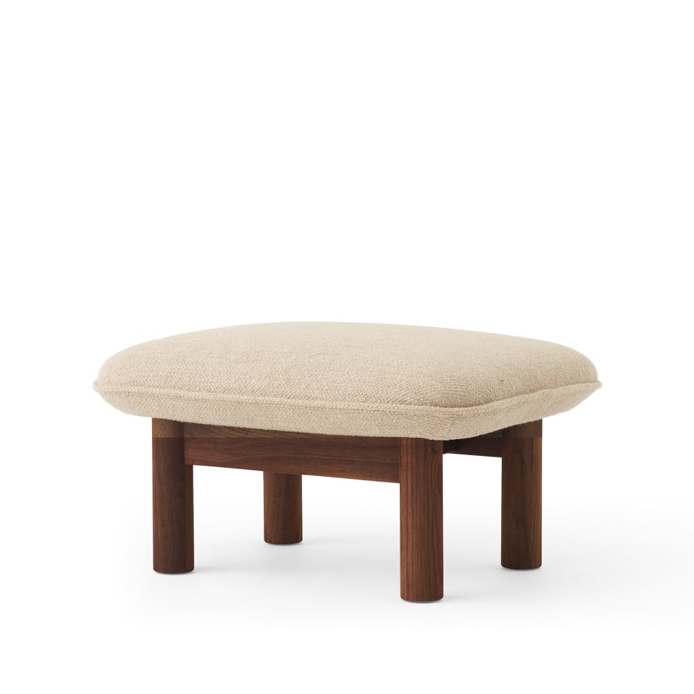 Audo Copenhagen Brasilia fotskammel tekstil bouclé 02 beige, valnøttstativ