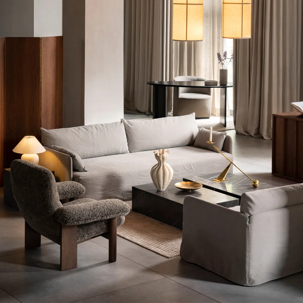 Brasilia lenestol, Walnut-Bouclé 02 beige Audo Copenhagen