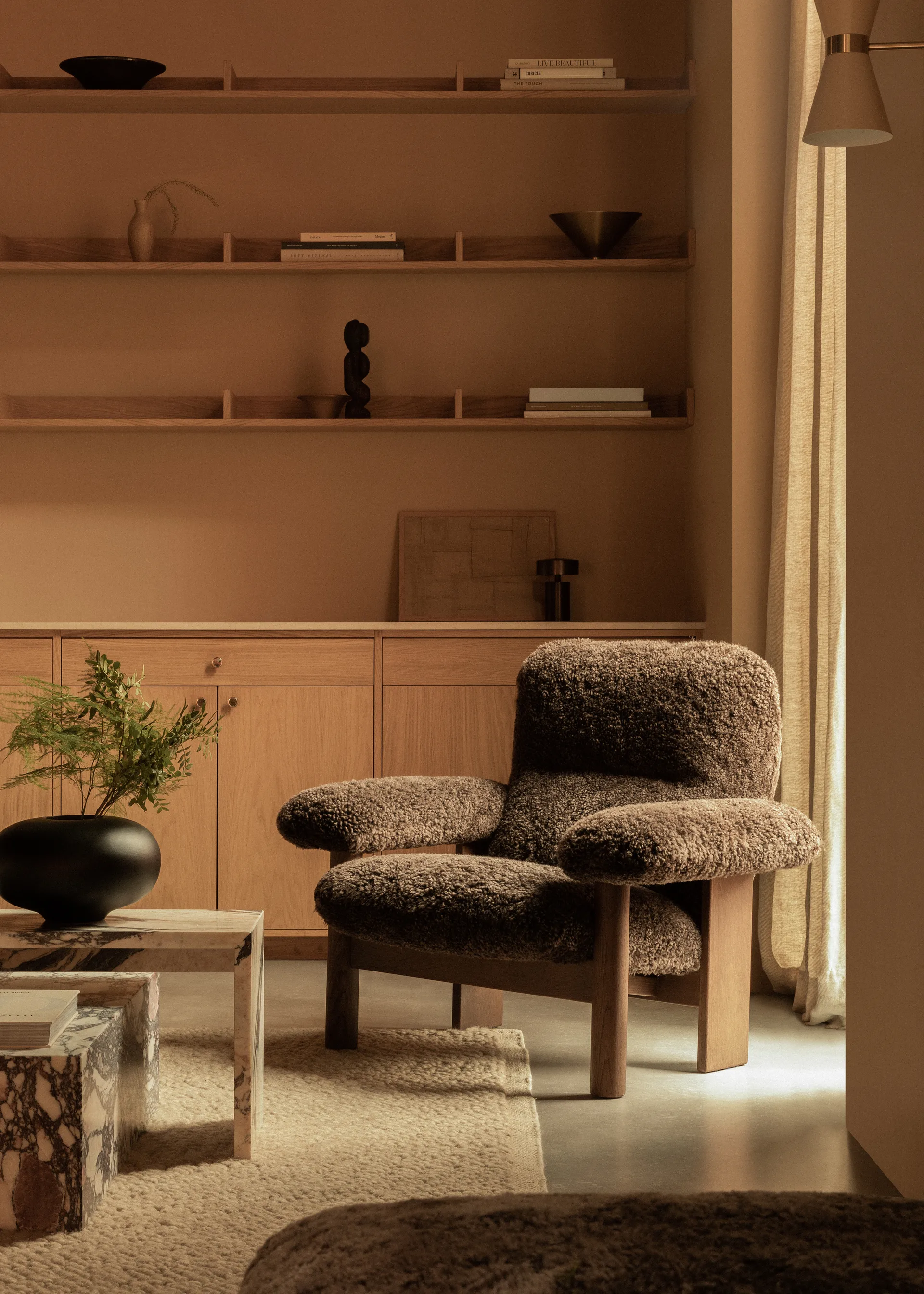 Brasilia lenestol, Walnut-Nature sheepskin curly Audo Copenhagen