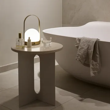 Carrie portabel bordlampe - børstet messing - Audo Copenhagen