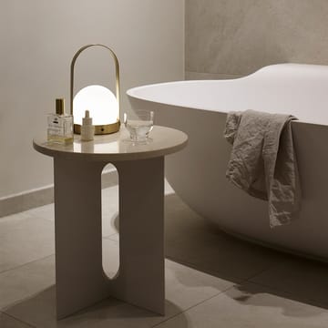 Carrie portable bordlampe - børstet messing - Audo Copenhagen