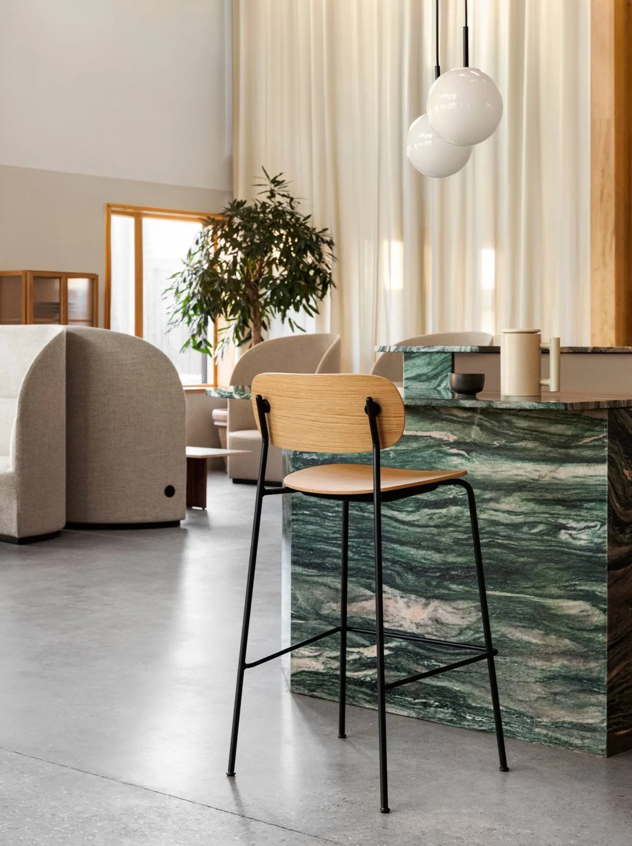 Co Bar Chair barkrakk, Mørkbeiset eik-kromatisert stål, 65 cm Audo Copenhagen
