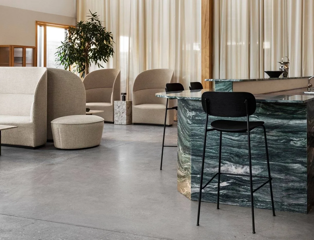 Co Bar Chair barkrakk, Mørkbeiset eik-krommet stål, 75 cm Audo Copenhagen