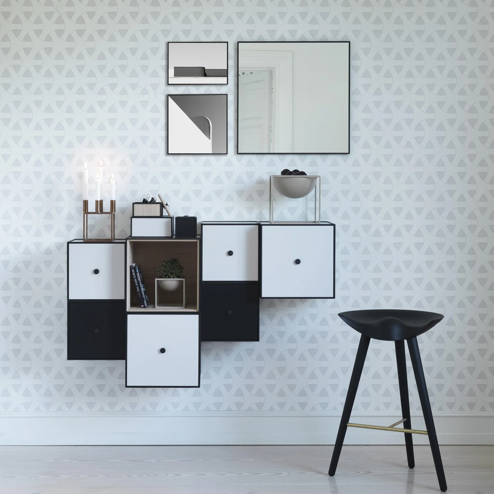 Frame 28 kube med dør, svartbeiset ask Audo Copenhagen