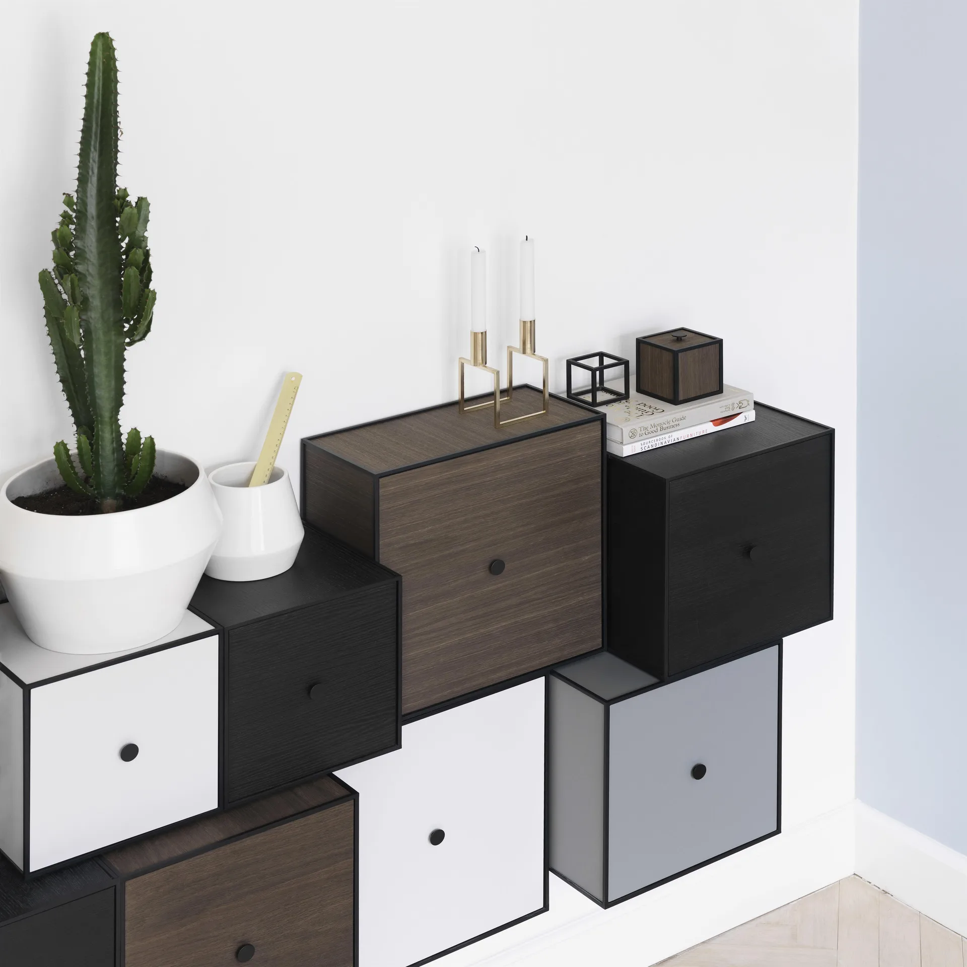 Frame 35 kube med dør, røyket eik Audo Copenhagen