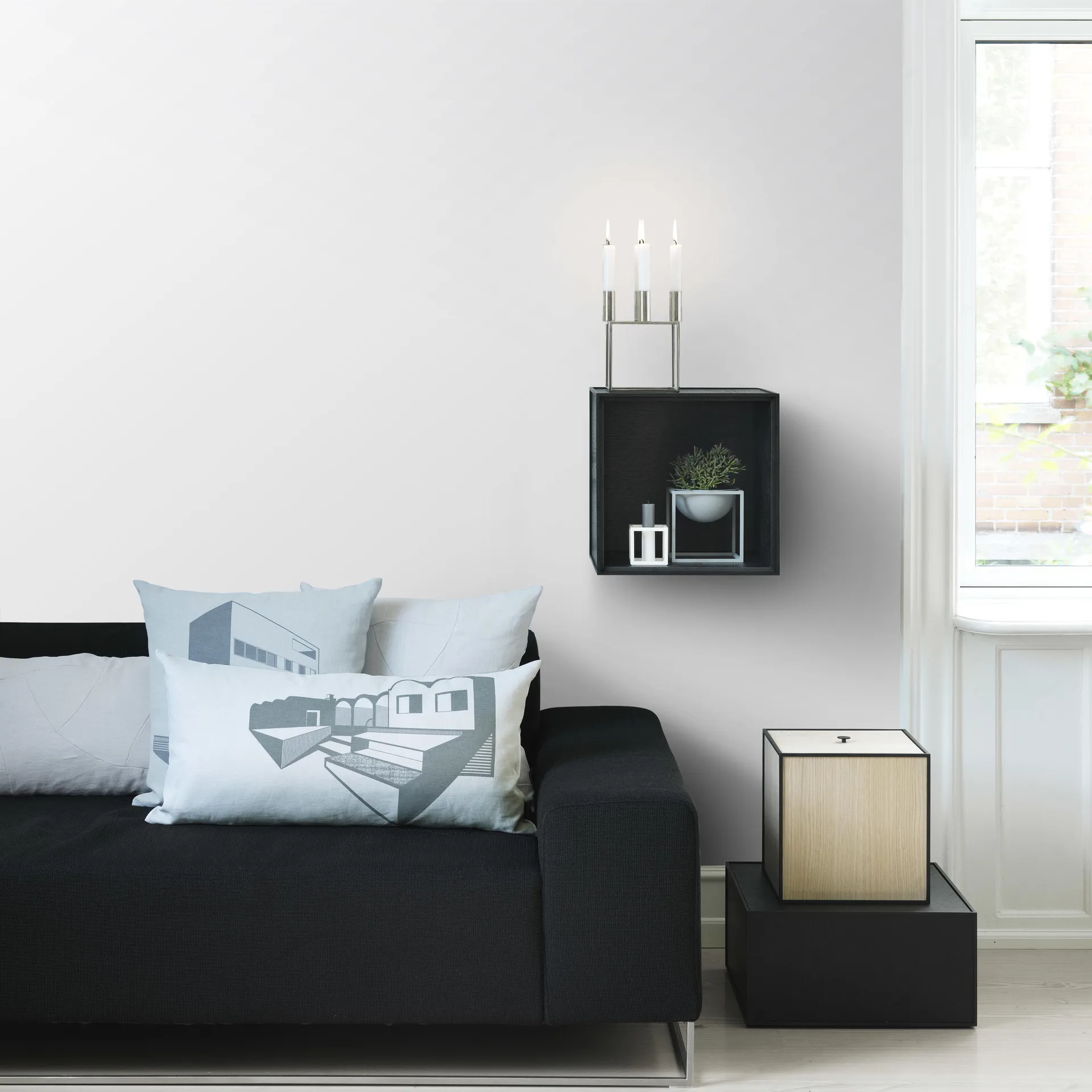 Frame 35 kube uten dør, svartbeiset ask Audo Copenhagen