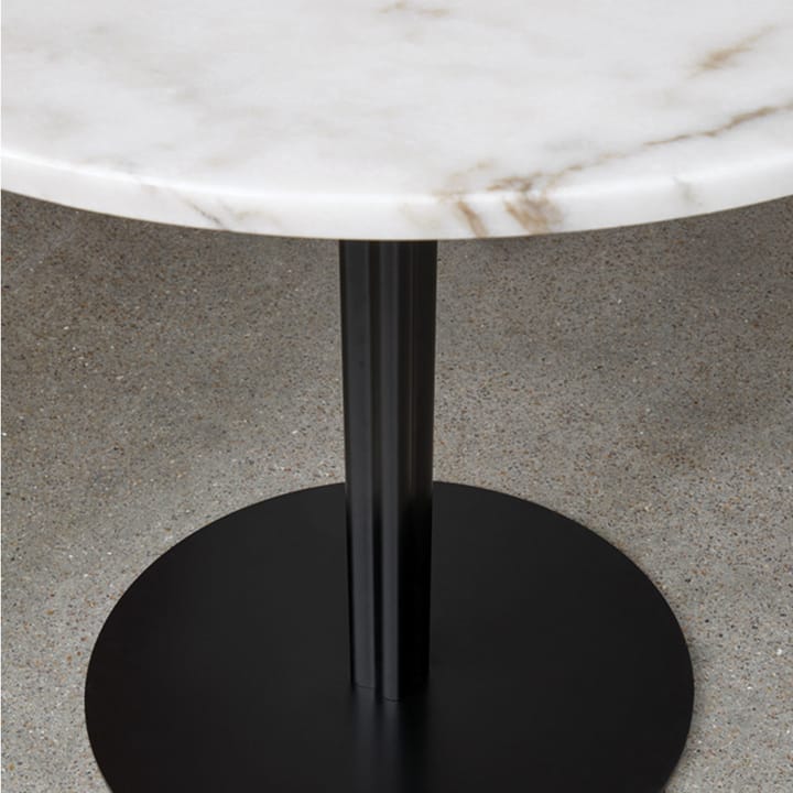 Harbour Column spisebord, marble offwhite, ø 105 cm, sort stativ Audo Copenhagen