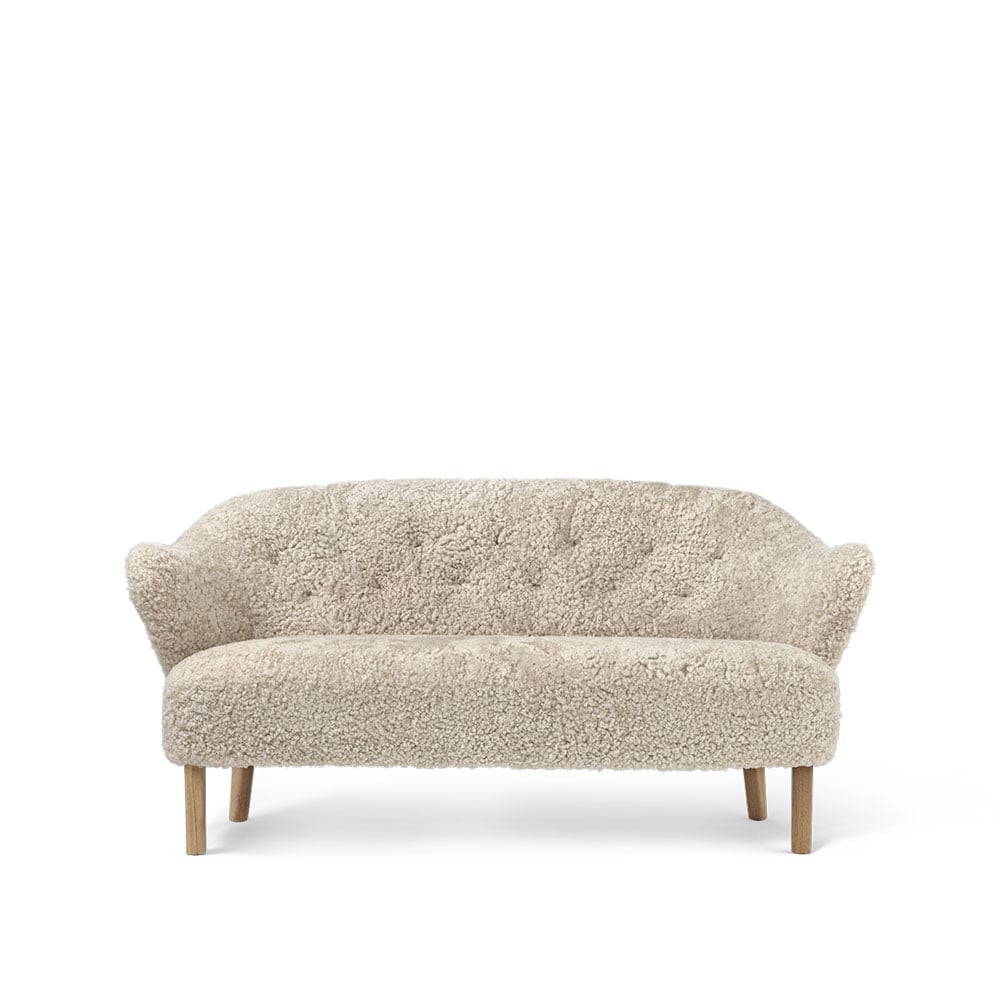 Audo Copenhagen Ingeborg 2,5-seters sofa saueskinn moonlight, ben eik natur