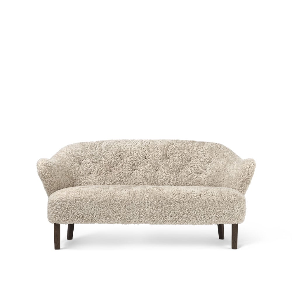 Audo Copenhagen Ingeborg 2,5-seters sofa saueskinn moonlight, ben eik røkt