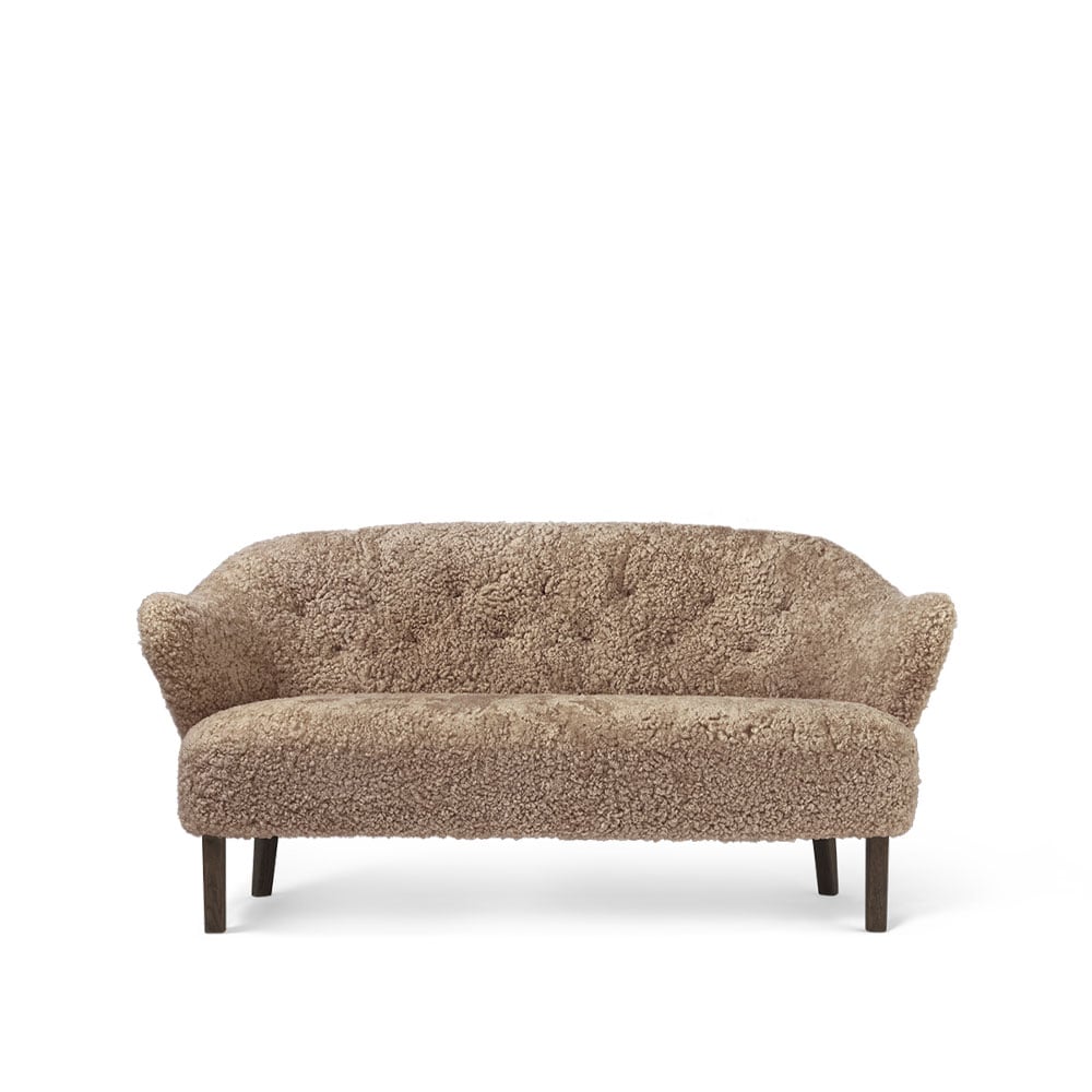 Audo Copenhagen Ingeborg 2,5-seters sofa saueskinn sahara, ben eik røkt